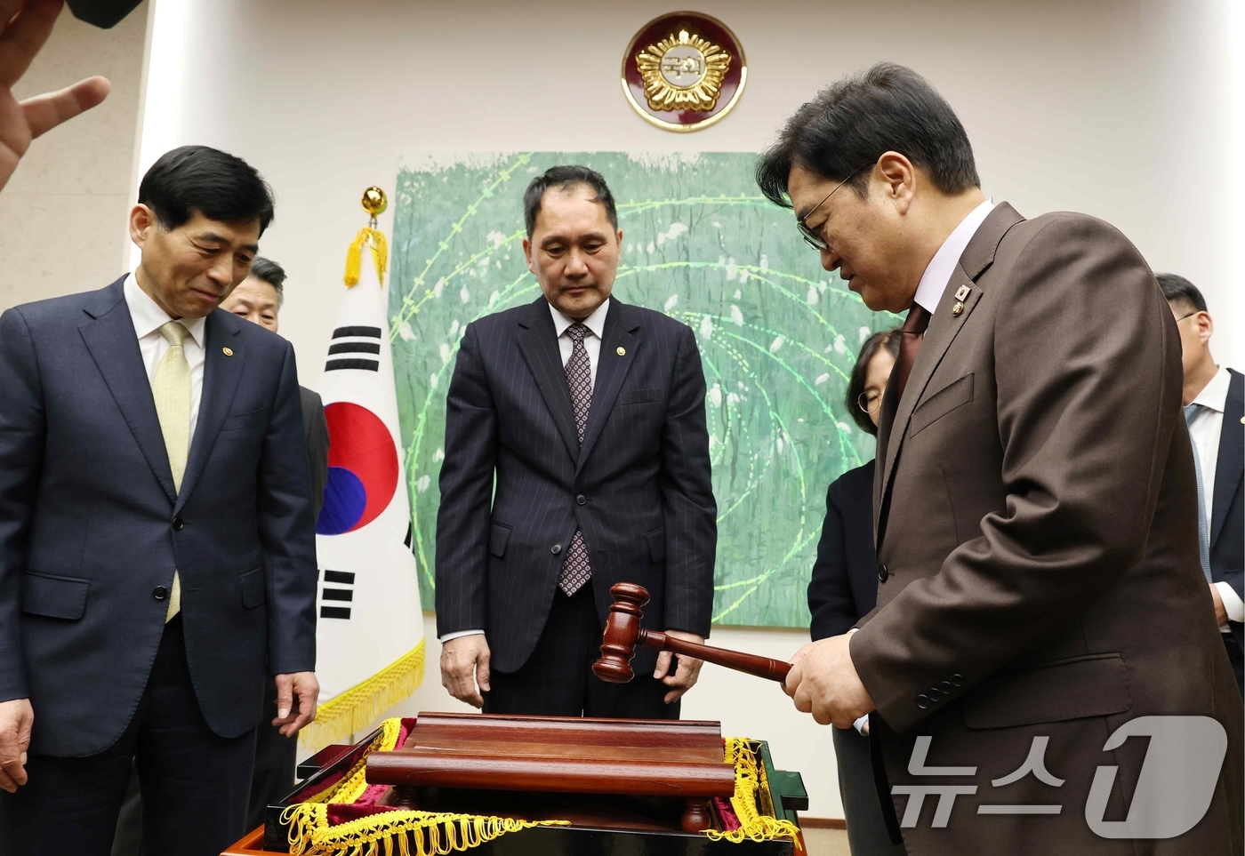 (서울=뉴스1) = 우원식 국회의장이 25일 서울 여의도 국회에서 12·3 비상계엄 해제와 윤석열 대통령 탄핵소추 의결 과정에서 본회의장을 지킨 의사봉 및 의사봉판을 국회기록원의 …