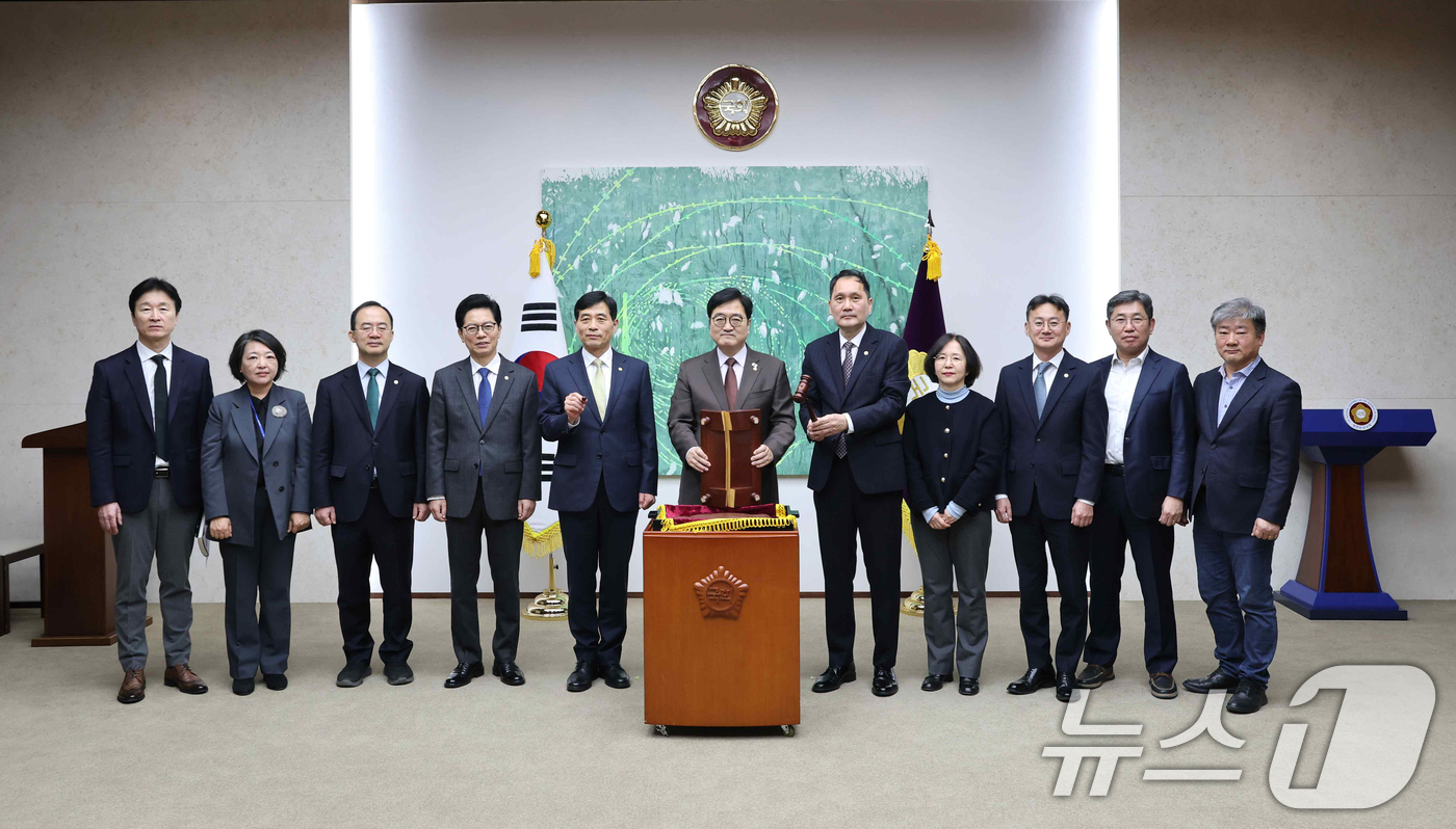 (서울=뉴스1) = 우원식 국회의장이 25일 서울 여의도 국회에서 12·3 비상계엄 해제와 윤석열 대통령 탄핵소추 의결 과정에서 본회의장을 지킨 의사봉 및 의사봉판을 국회기록원의 …