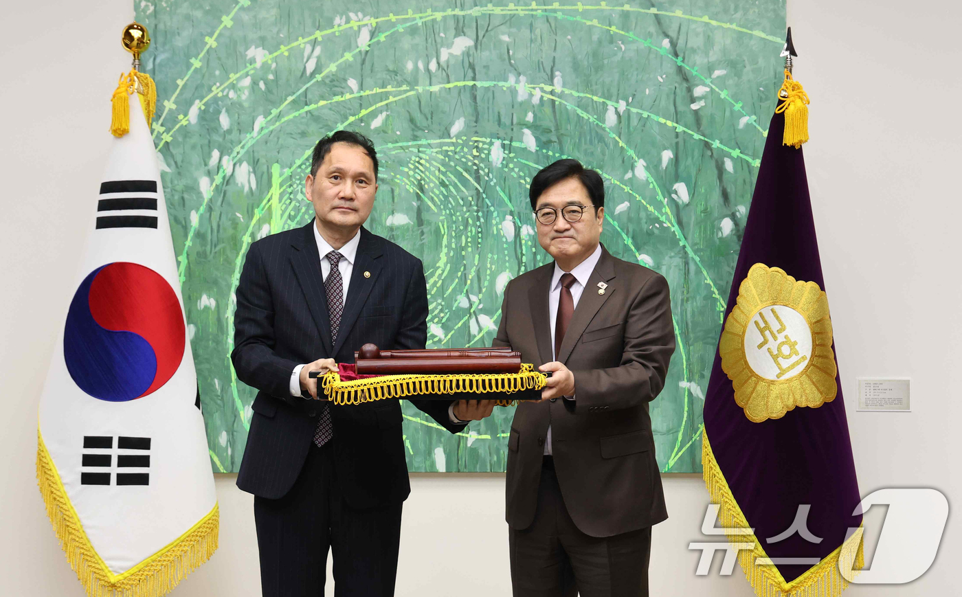 (서울=뉴스1) = 우원식 국회의장이 25일 서울 여의도 국회에서 12·3 비상계엄 해제와 윤석열 대통령 탄핵소추 의결 과정에서 본회의장을 지킨 의사봉 및 의사봉판을 국회기록원의 …