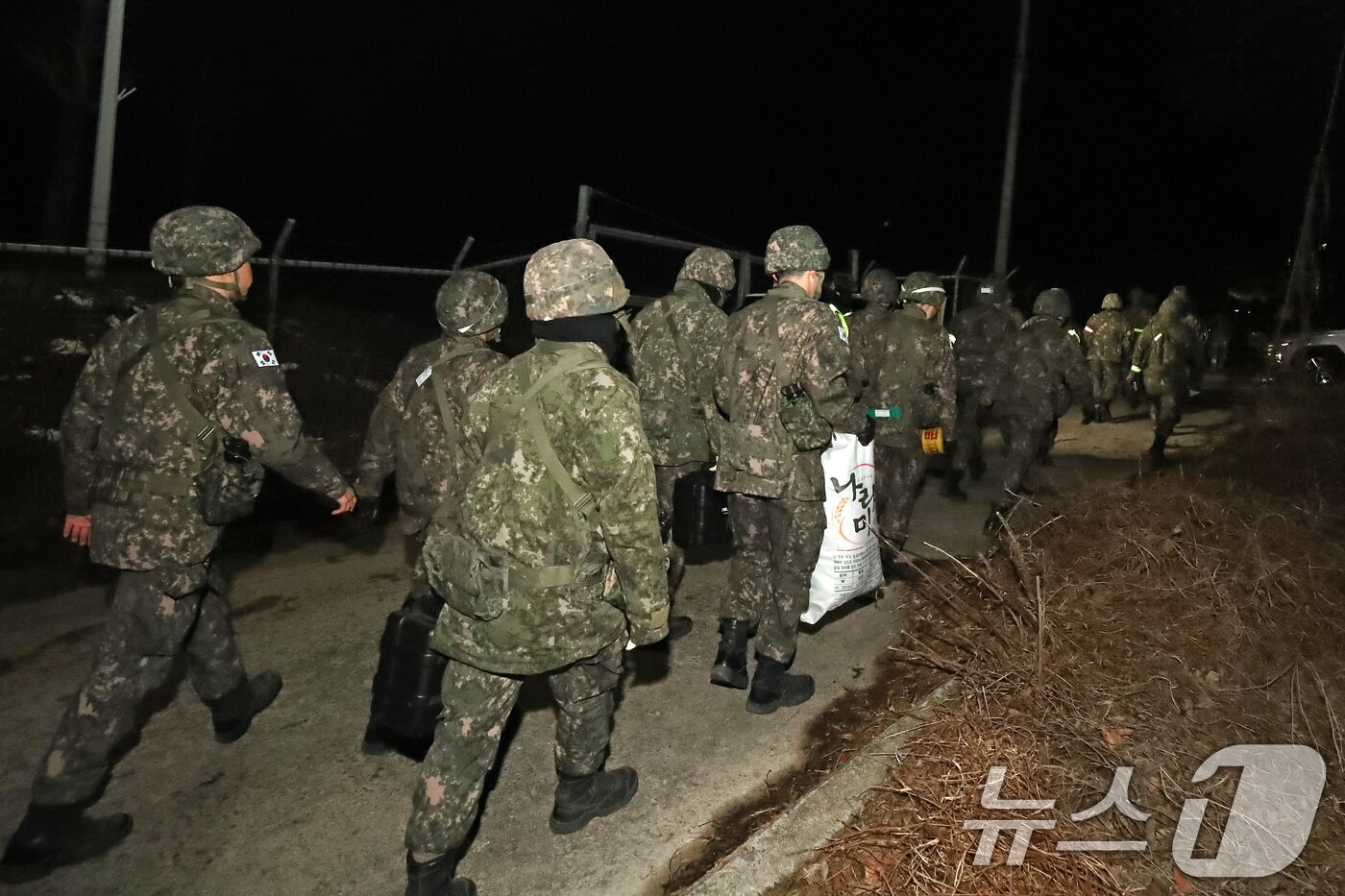 본문 이미지 - 25일 오후 7시31분쯤 경북 영주시 안정면 용산리의 야산에 공군 F-16C 전투기가 추락해 공군 장병들이 사고 수습을 위해 진입로를 따라 이동하고 있다. 2026.2.25 ⓒ 뉴스1 공정식 기자