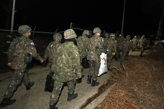 전투기 추락 현장 이동하는 군 병력