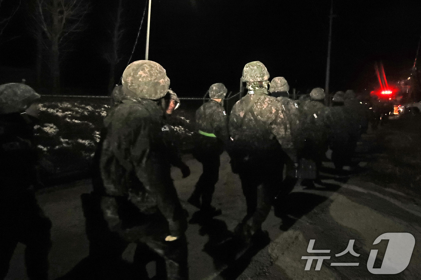 (영주=뉴스1) 공정식 기자 = 25일 오후 7시 31분쯤 경북 영주시 안정면 용산리 한 야산에 공군 F-16C 전투기가 추락해 공군 병력이 진입로를 따라 이동하고 있다. 2026 …