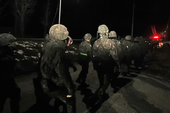 전투기 추락 현장 이동하는 군 병력