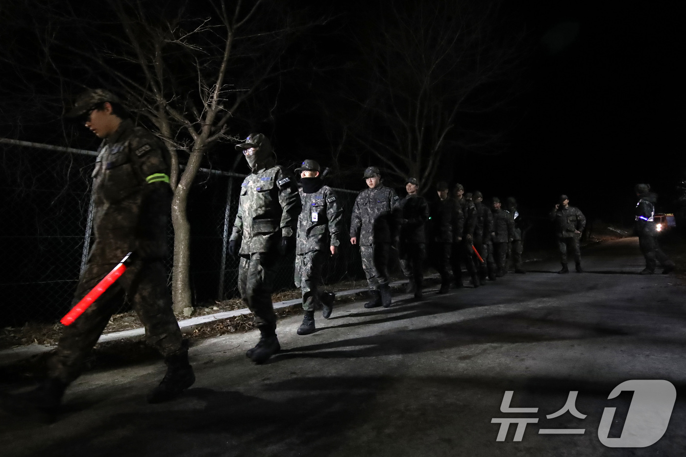 (영주=뉴스1) 공정식 기자 = 25일 오후 7시 31분쯤 경북 영주시 안정면 용산리 한 야산에 공군 F-16C 전투기가 추락해 공군 병력이 진입로를 따라 이동하고 있다. 2026 …