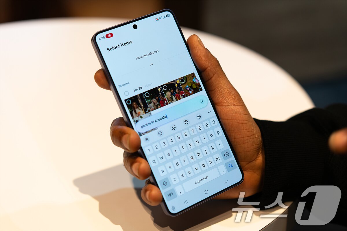 본문 이미지 - 갤럭시S26 나우 넛지 기능. 문자 메시지를 주고 받는 도중 AI가 알아서 필요한 사진을 제안해준다. ⓒ 뉴스1 이기범 기자