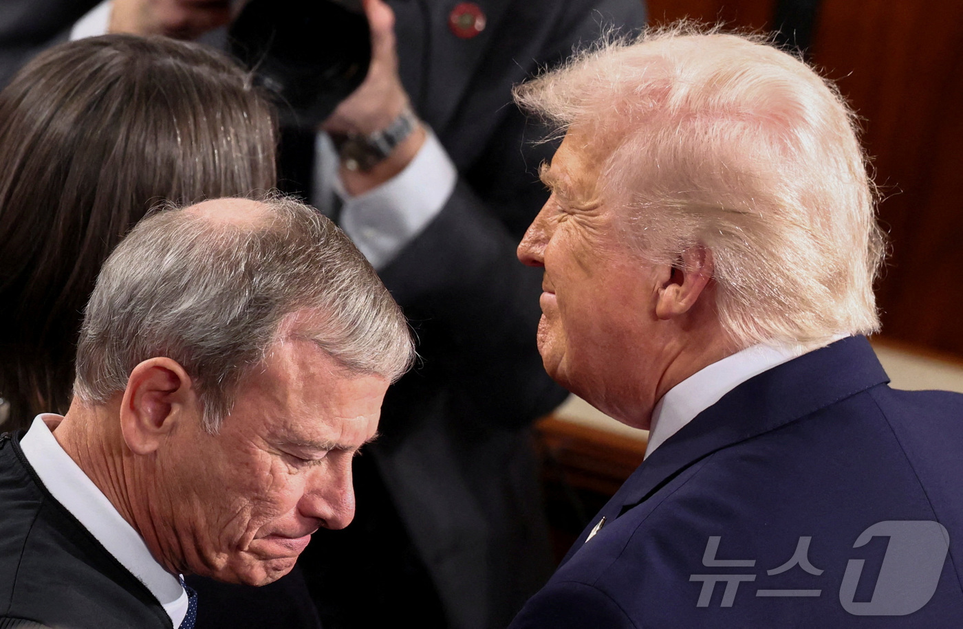 (워싱턴 로이터=뉴스1) 강민경 기자 = 도널드 트럼프 미국 대통령(오른쪽)이 24일 워싱턴DC 의사당에서 국정연설을 하기 전에 연방대법원 대법관들과 조우하고 있다. 왼쪽은 존 로 …