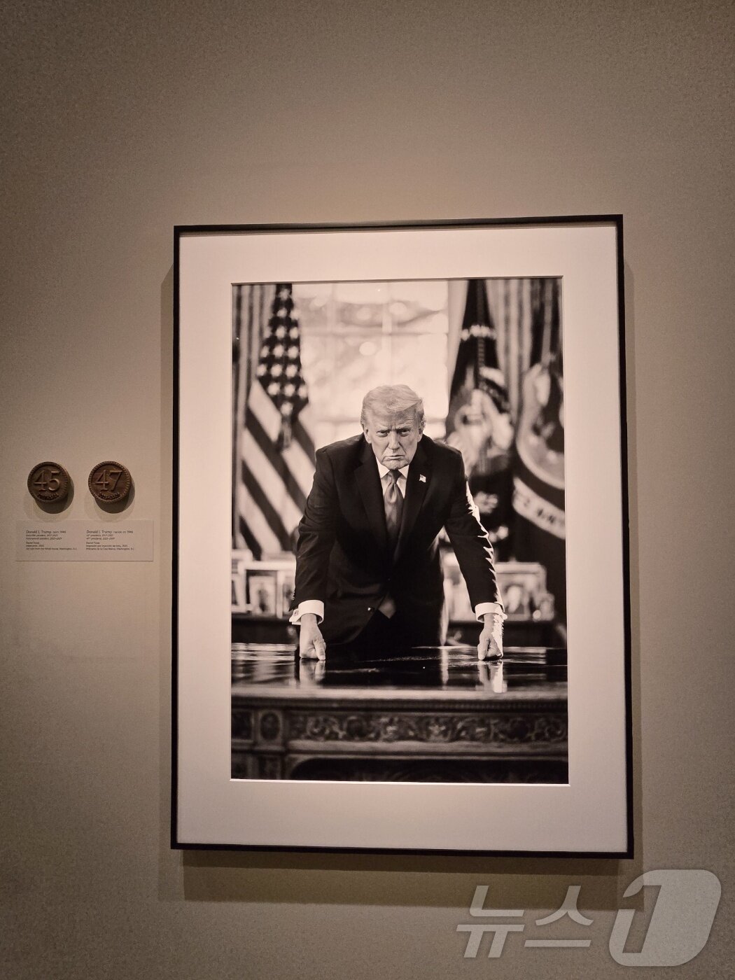 본문 이미지 - 미국 워싱턴DC 스미스소니언 국립초상화박물관에 걸린 도널드 트럼프 미국 대통령 사진. 2025년 집권 2기 첫해인 2025년 백악관 전속 사진사 다니엘 토록이 촬영했다. ⓒ 뉴스1 류정민 특파원