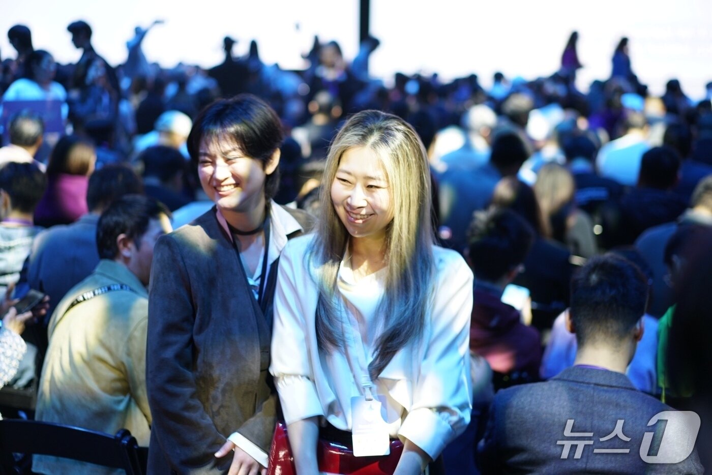 본문 이미지 - '케이팝 데몬 헌터스'의 감독 매기 강이 25일(현시시간) '갤럭시 언팩 2026' 행사장에서 관객들과 기념 촬영을 하고 있다. 2026.2.25 ⓒ 뉴스1 이기범 기자