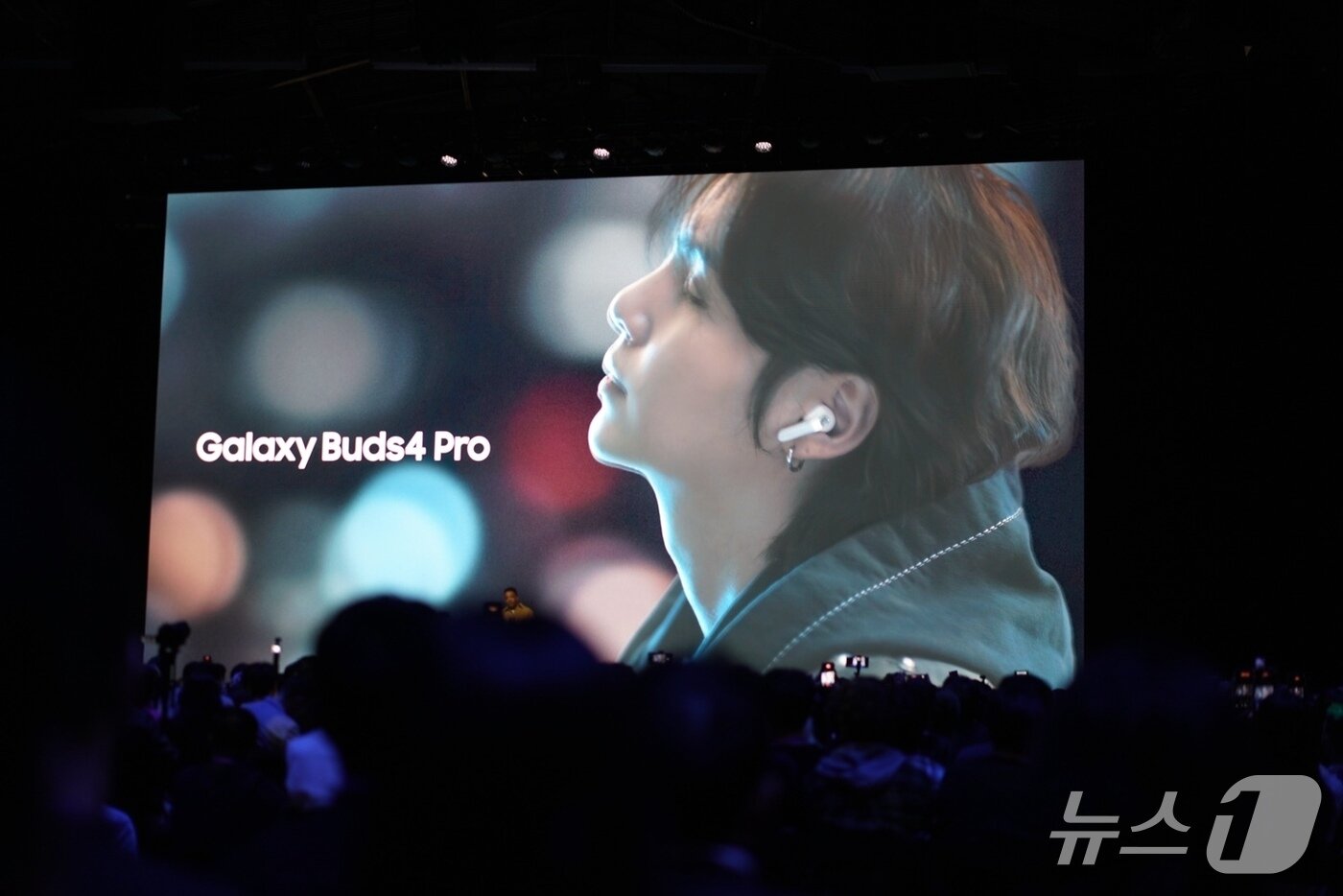 본문 이미지 - 방탄소년단(BTS) 멤버 슈가(본명 민윤기)가 25일(현시시간) '갤럭시 언팩 2026' 행사 중 '갤럭시 버즈4' 시리즈 홍보 영상 주인공으로 등장했다. 2026.2.25 ⓒ 뉴스1 이기범 기자