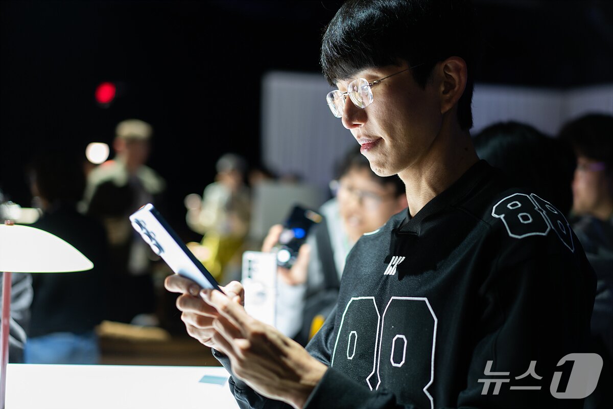 본문 이미지 - 25일(현지시간) 미국 샌프란시스코에서 열린 '갤럭시 언팩 2026' 행사장에서 1720만 유튜버 보겸이 '갤럭시S26'을 만져보고 있다. 2026.2.25 ⓒ 뉴스1 이기범 기자