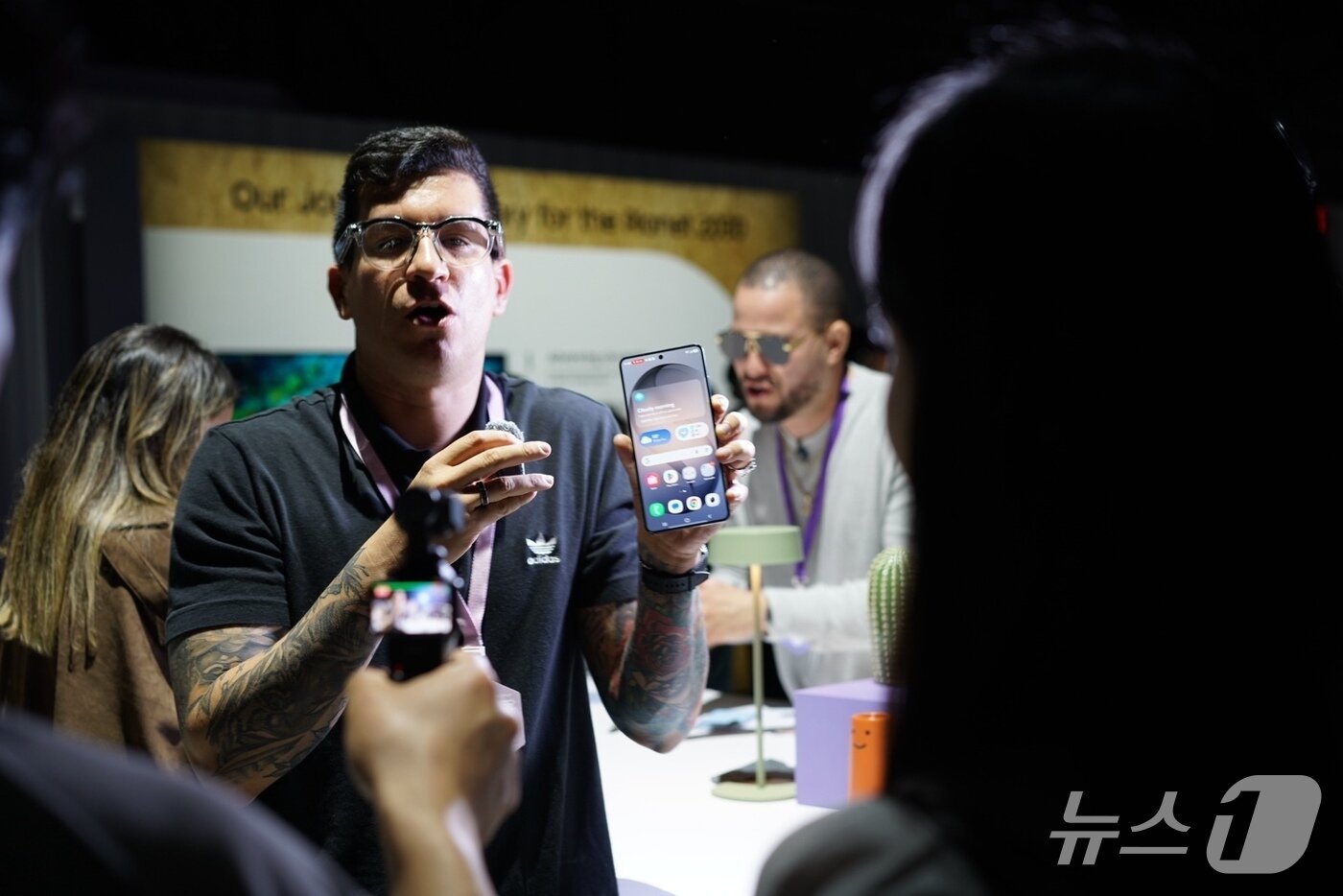 본문 이미지 - 세계 각국의 취재진과 인플루언서들이 '갤럭시 언팩 2026' 행사장에서 '갤럭시S26' 시리즈를 체험하고 있다. 2026.2.25 ⓒ 뉴스1 이기범 기자