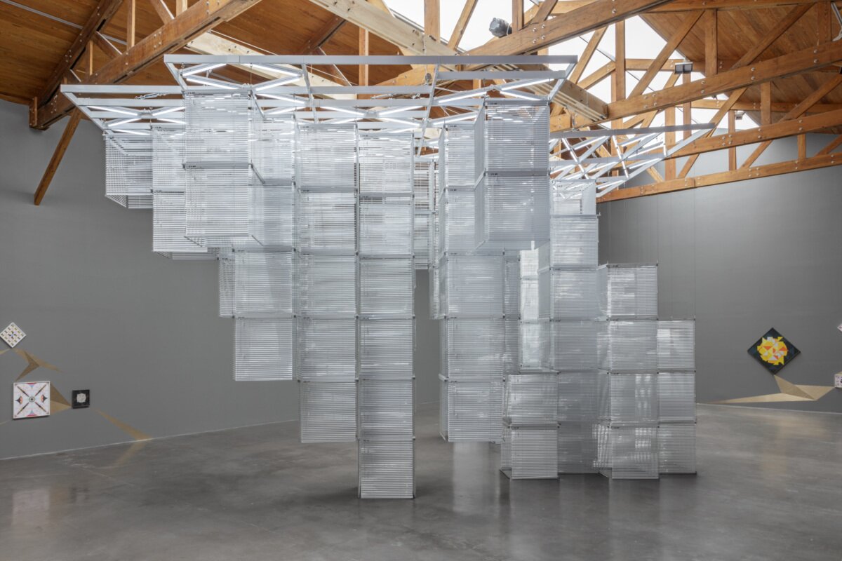 본문 이미지 - <솔 르윗 뒤집기 – 1078배로 확장·복제하여 다시 돌려 놓은 K123456 Sol LeWitt Upside Down – K123456, Expanded 1078 Times, Doubled and Mirrored〉, 2015 Aluminum venetian blinds, powder-coated aluminum hanging structure, steel wire rope, fluorescent tubes, cable Dimensions variable, 《장식과 추상Ornament and Abstraction》 전시전경, 멕시코 멕시코시티 쿠리만주토, 2017. 사진: Omar Luis Olgu&iacute;n, Courtesy of the artist (이미지 제공: 국제갤러리)