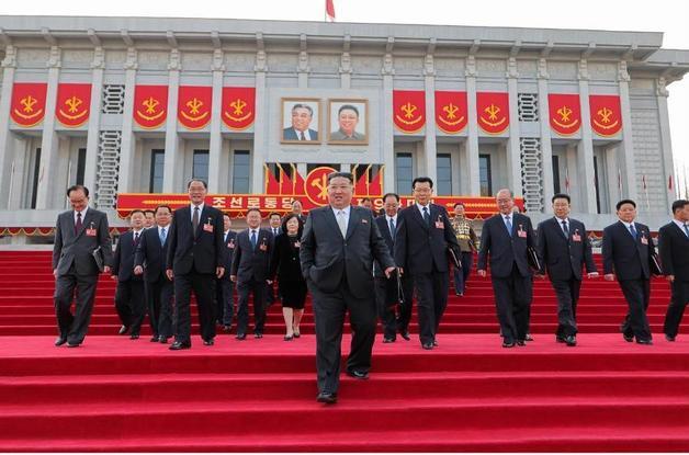 김정은 "한국 정권 기만극"…靑 "대결 언행 삼가야, 평화 공존 노력"