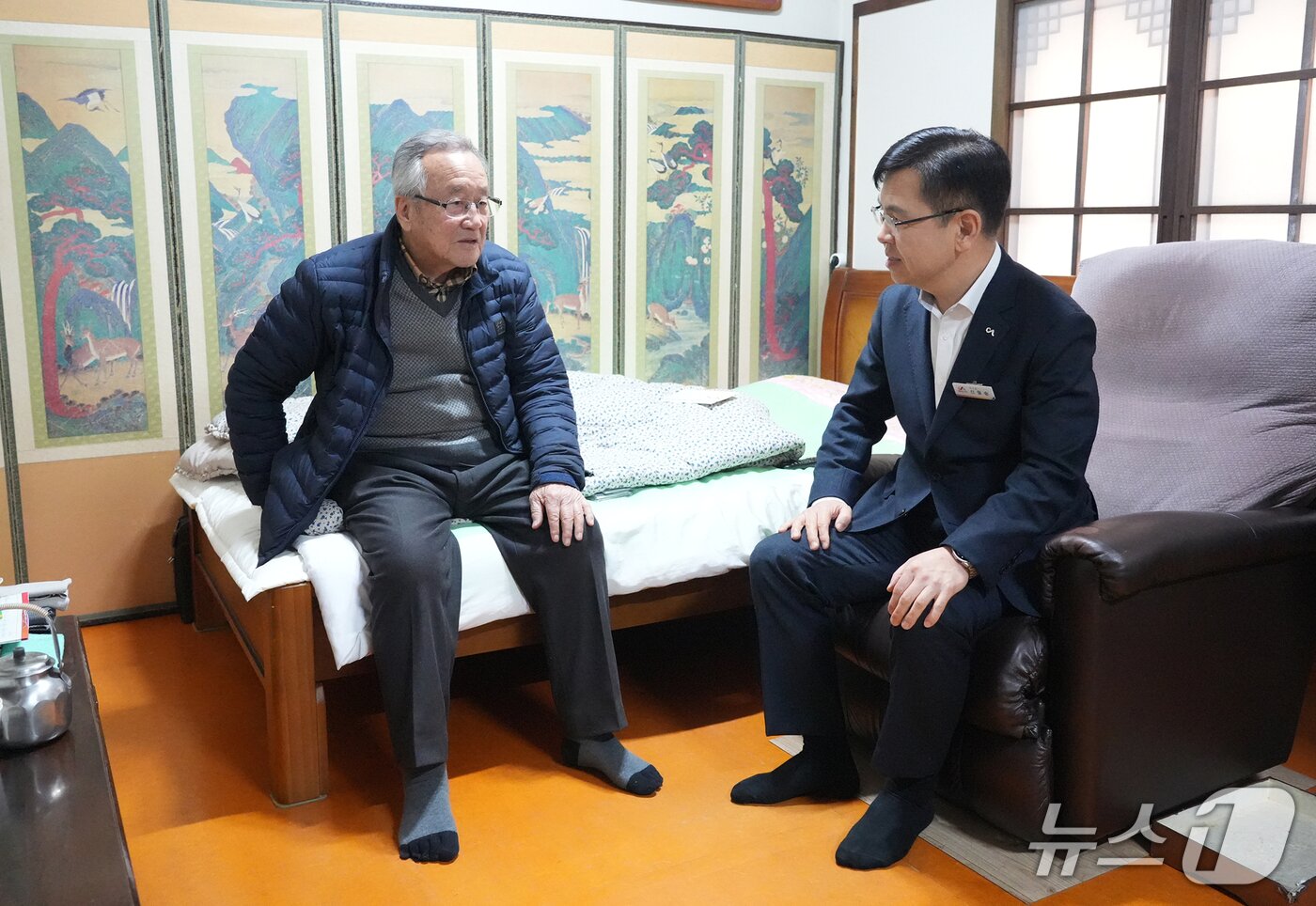 본문 이미지 - 신필승 서산시 부시장(오른쪽)이 지난 25일 독립유공자 유족을 만나 감사의 뜻을 전달했다.(서산시 제공. 재판매 및 DB금지)2026.2.26/뉴스1