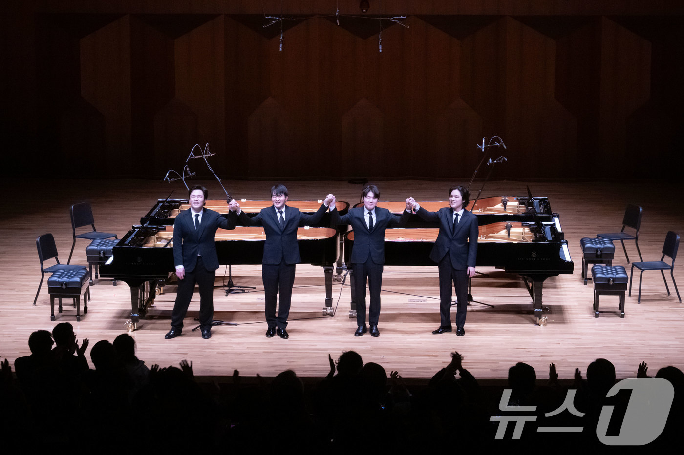 (서울=뉴스1) = 피아니스트 김선욱(왼쪽부터), 선우예권, 조성진, 임윤찬이 지난 25일 서울 서초구 예술의전당에서 열린 '아산 정주영 서거 25주기 추모 음악회 : 이어지는 울 …