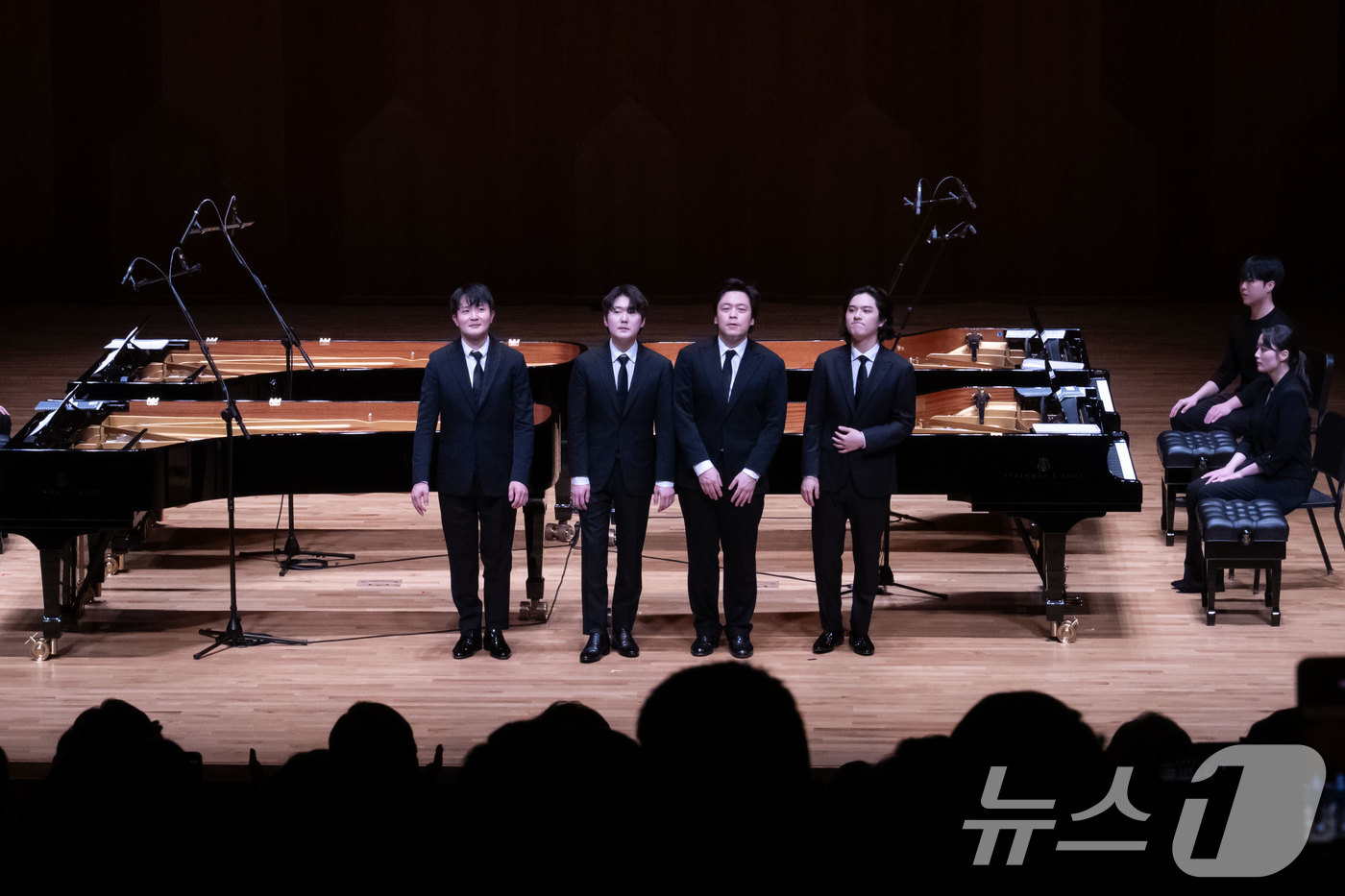 (서울=뉴스1) = 피아니스트 선우예권(왼쪽부터), 조성진, 김선욱, 임윤찬이 지난 25일 서울 서초구 예술의전당에서 열린 '아산 정주영 서거 25주기 추모 음악회 : 이어지는 울 …