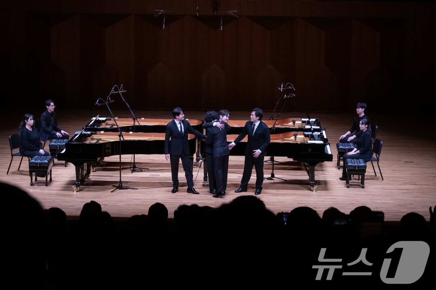 (서울=뉴스1) = 피아니스트 김선욱(왼쪽부터), 선우예권, 조성진, 임윤찬이 지난 25일 서울 서초구 예술의전당에서 열린 '아산 정주영 서거 25주기 추모 음악회 : 이어지는 울 …