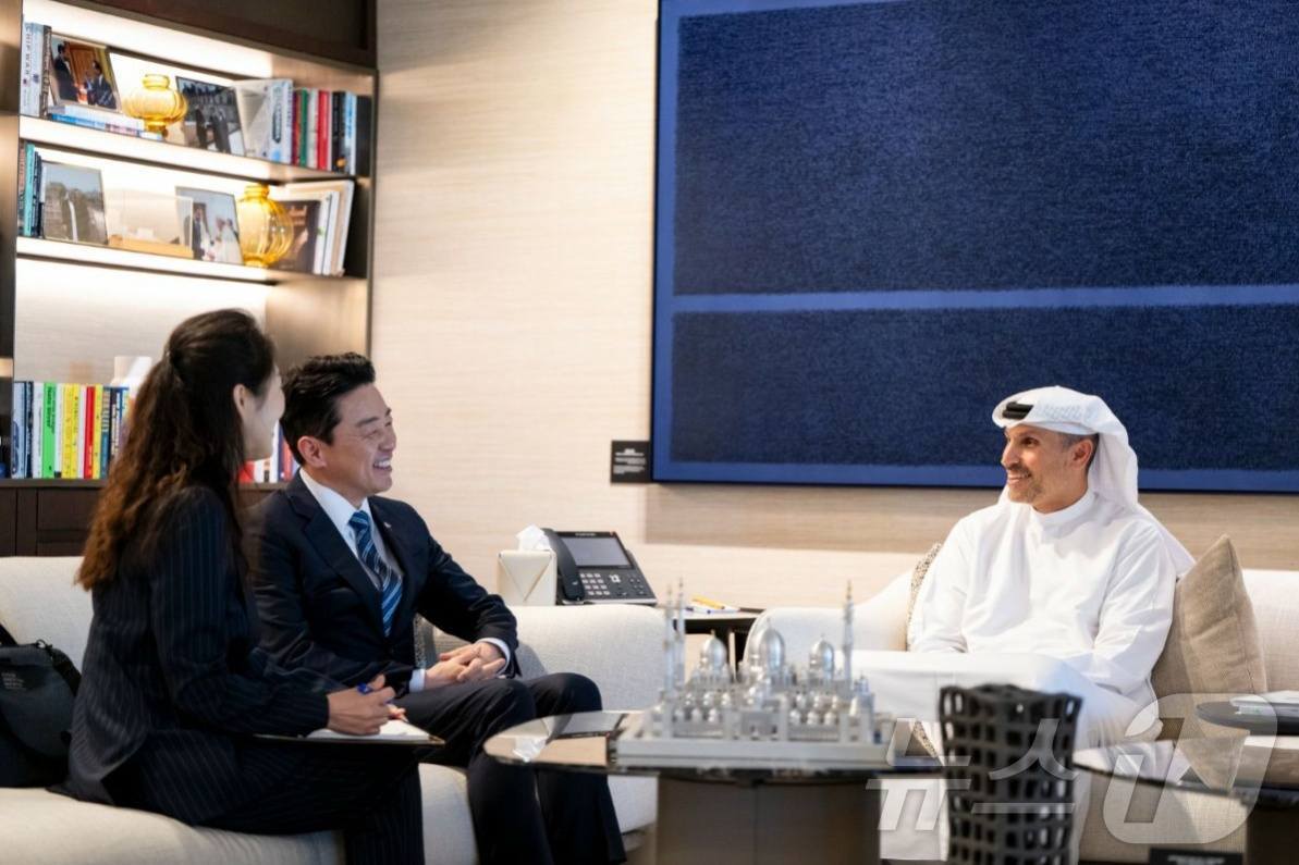 (서울=뉴스1) 이재명 기자 = 전략경제협력 특사 자격으로 아랍에미리트(UAE)를 방문한 강훈식 대통령 비서실장이 26일 SNS를 통해 칼둔 칼리파 알 무바라크 아부다비 행정청장과 …