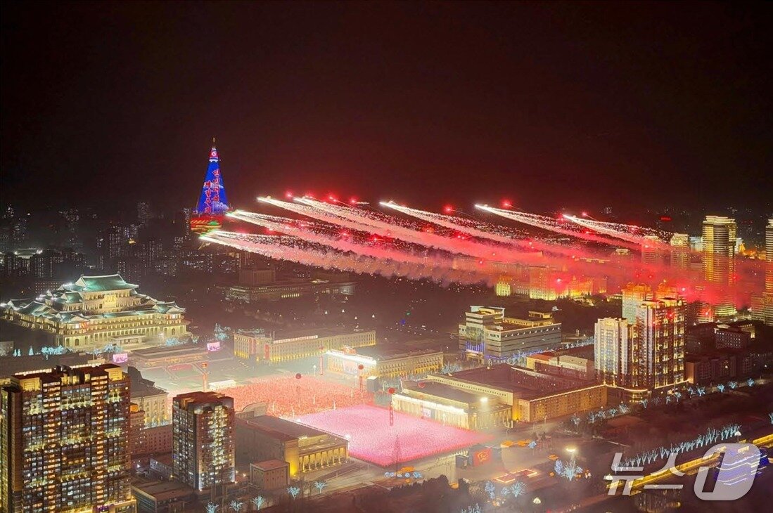 본문 이미지 - (평양 노동신문=뉴스1) 북한이 25일 제9차 노동당 대회 폐막을 기념하는 열병식을 평양 김일성광장에서 개최했다.[국내에서만 사용가능. 재배포 금지. DB 금지. For Use Only in the Republic of Korea. Redistribution Prohibited] rodongphoto@news1.kr