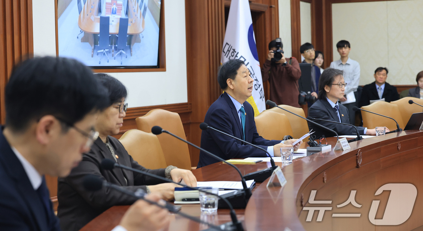 (서울=뉴스1) 임세영 기자 = 구윤철 경제부총리 겸 재정경제부 장관이 26일 서울 종로구 정부서울청사에서 열린 민생물가 특별관리 관계장관 TF회의에서 모두발언을 하고 있다. 20 …