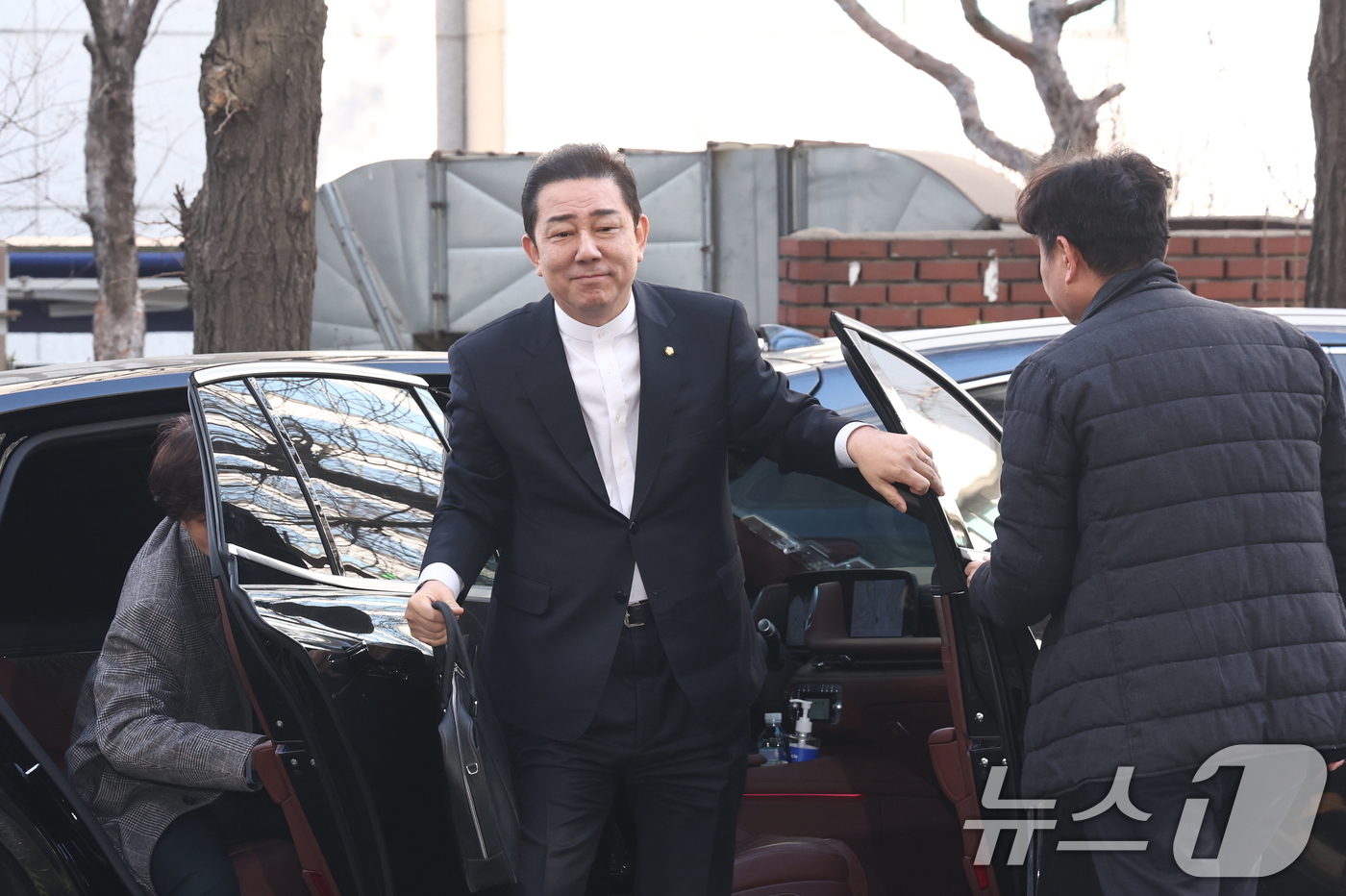 (서울=뉴스1) 최지환 기자 = 공천헌금 수수 의혹 등 13가지 의혹으로 수사를 받고 있는 김병기 무소속 의원이 26일 오전 서울 마포구 서울경찰청 공공범죄수사대에 피의자 신분으로 …