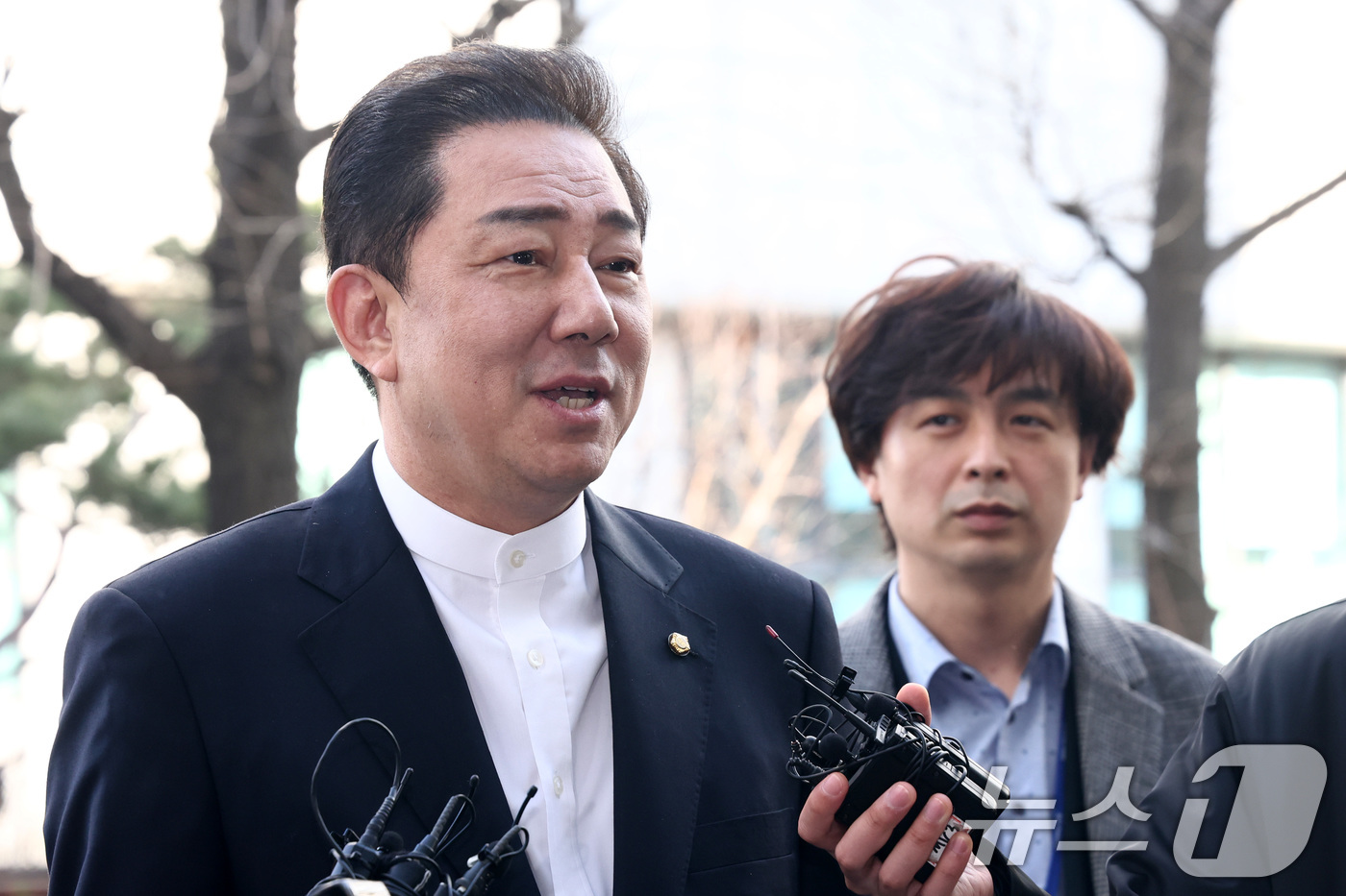 (서울=뉴스1) 최지환 기자 = 공천헌금 수수 의혹 등 13가지 의혹으로 수사를 받고 있는 김병기 무소속 의원이 26일 오전 서울 마포구 서울경찰청 공공범죄수사대에 피의자 신분으로 …