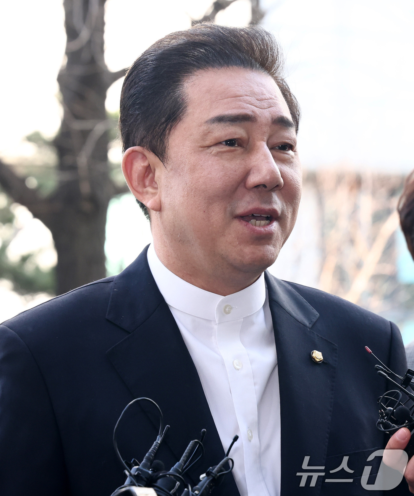 (서울=뉴스1) 최지환 기자 = 공천헌금 수수 의혹 등 13가지 의혹으로 수사를 받고 있는 김병기 무소속 의원이 26일 오전 서울 마포구 서울경찰청 공공범죄수사대에 피의자 신분으로 …