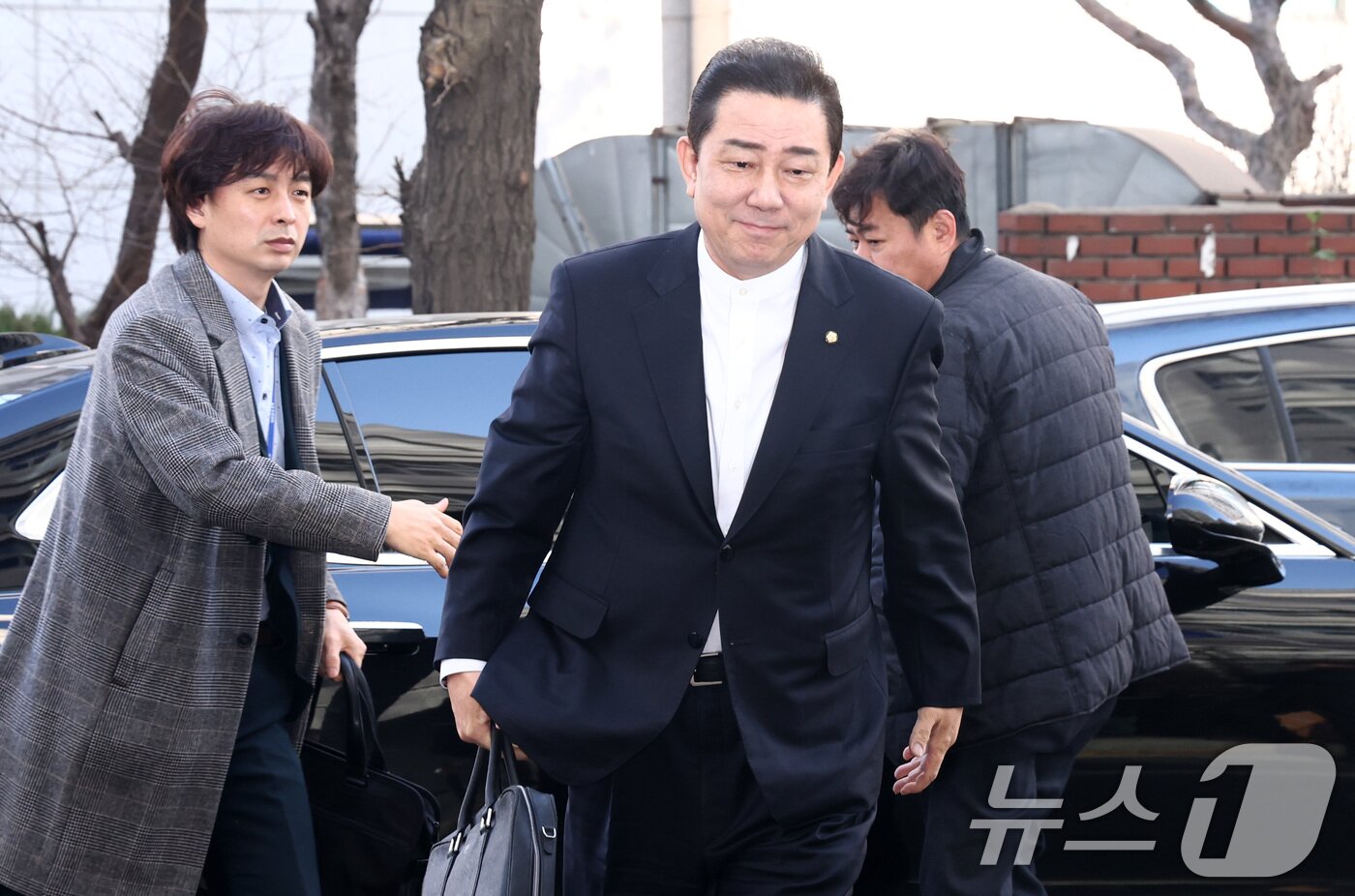 본문 이미지 - 공천헌금 수수 의혹 등 13가지 의혹으로 수사를 받고 있는 김병기 무소속 의원이 26일 오전 서울 마포구 서울경찰청 공공범죄수사대에 피의자 신분으로 출석하고 있다. 2026.2.26 ⓒ 뉴스1 최지환 기자