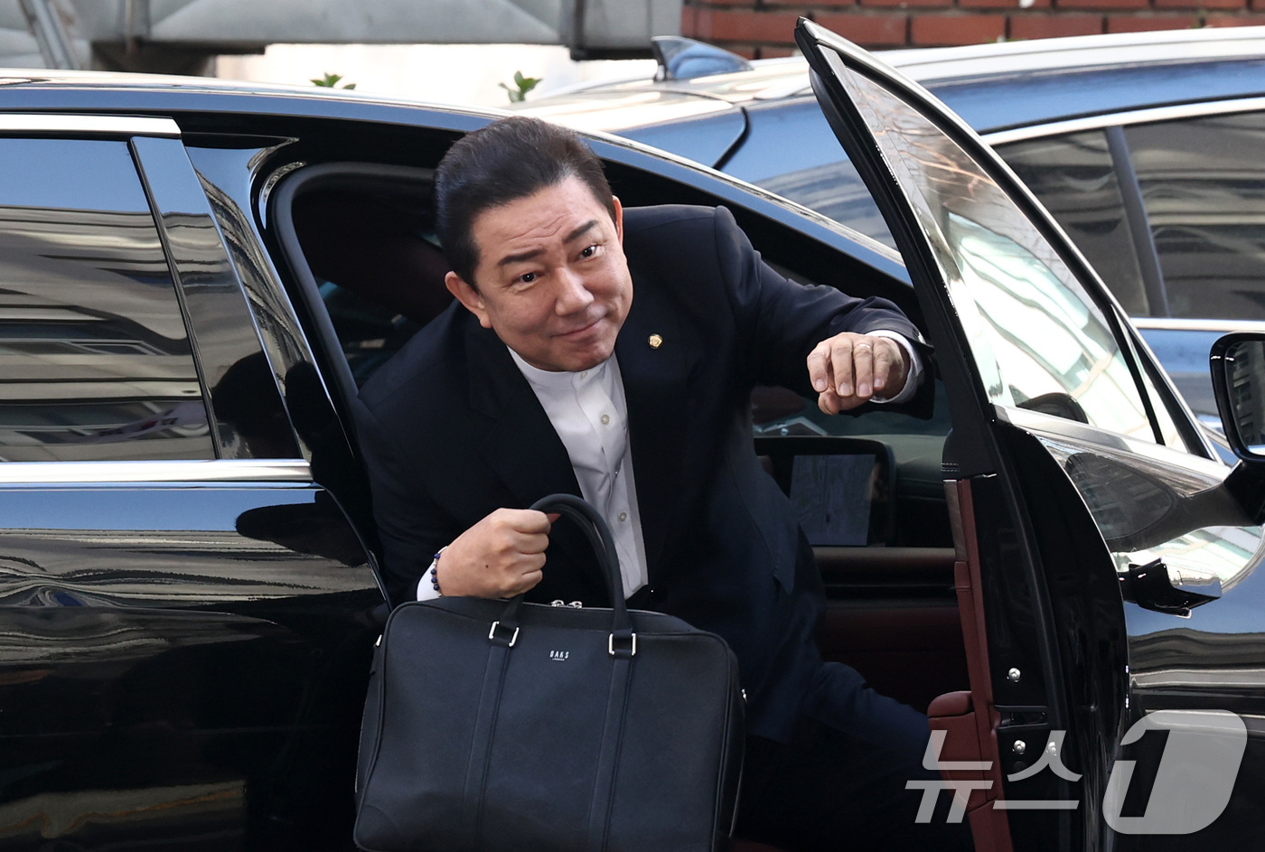 (서울=뉴스1) 최지환 기자 = 공천헌금 수수 의혹 등 13가지 의혹으로 수사를 받고 있는 김병기 무소속 의원이 26일 오전 서울 마포구 서울경찰청 공공범죄수사대에 피의자 신분으로 …