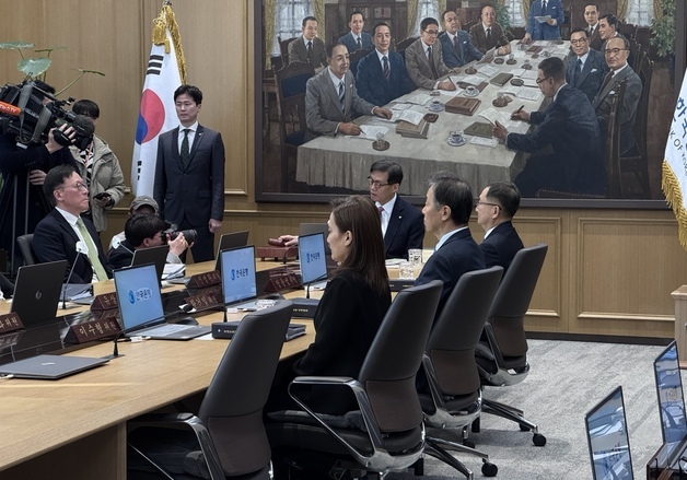 이창용 '굳은 표정' 입장…금통위, 기준금리 '6연속 동결' 유력