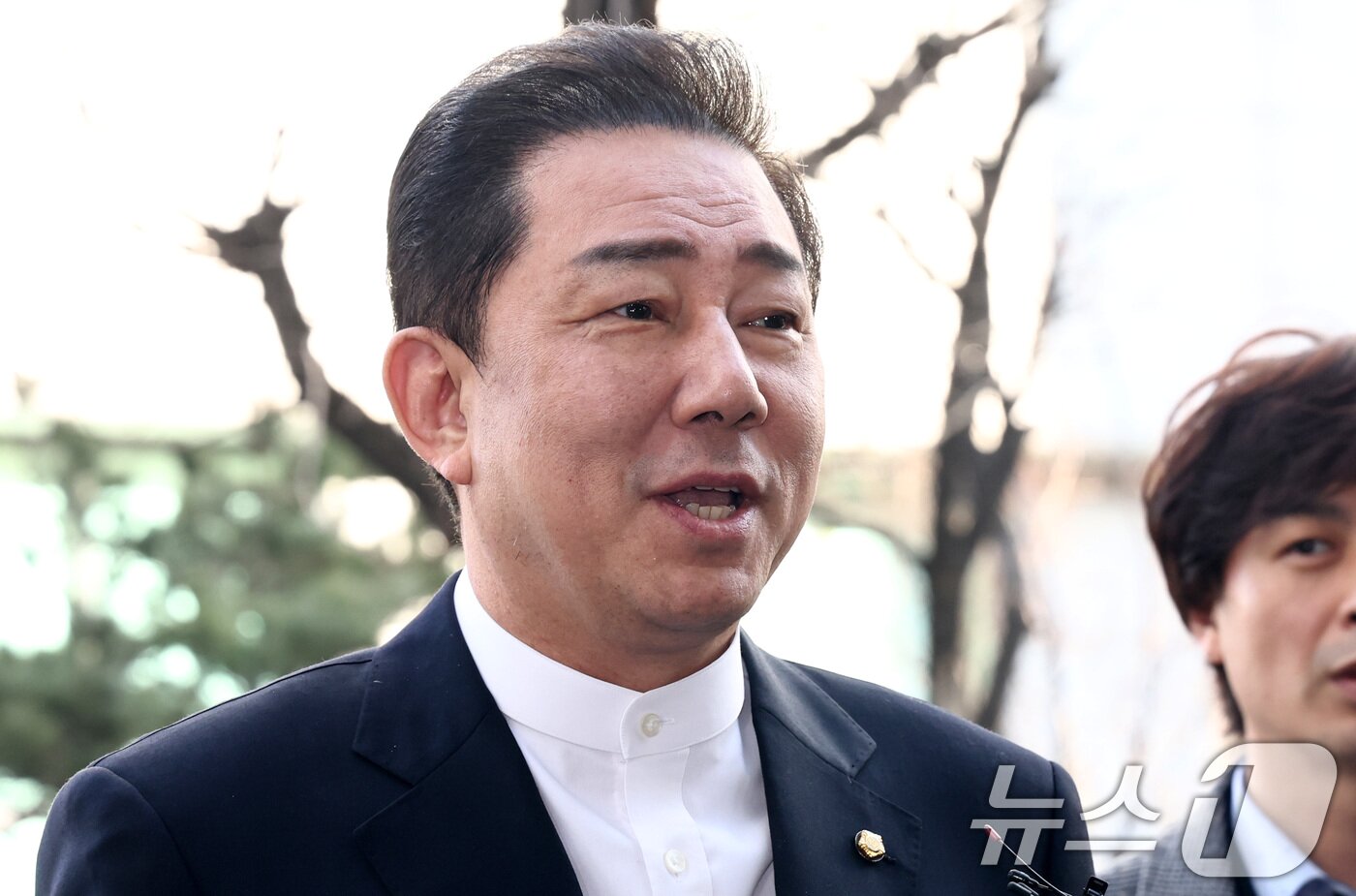 본문 이미지 - 공천헌금 수수 의혹 등 13가지 의혹으로 수사를 받고 있는 김병기 무소속 의원이 26일 오전 서울 마포구 서울경찰청 공공범죄수사대에 피의자 신분으로 출석하고 있다. 2026.2.26 ⓒ 뉴스1 최지환 기자