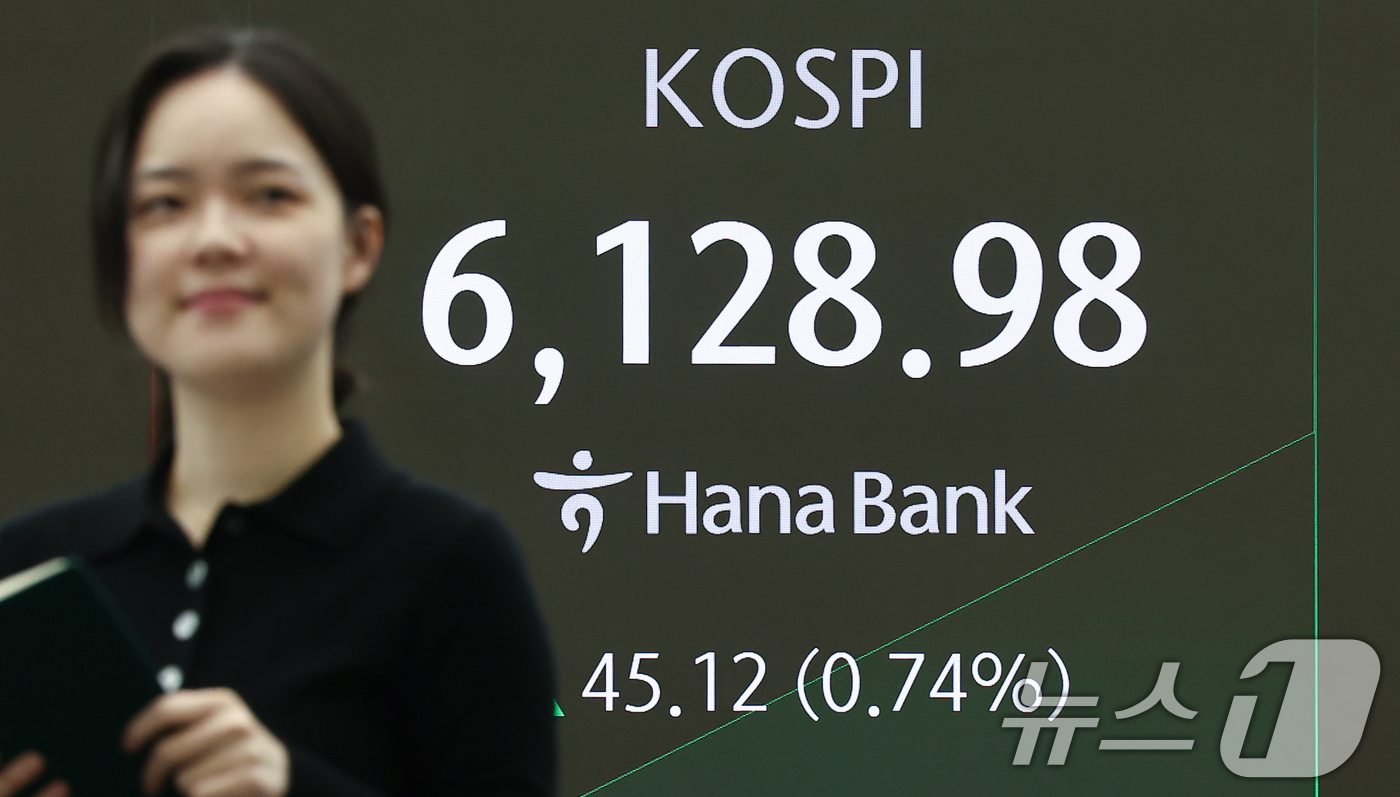 (서울=뉴스1) 김도우 기자 = 26일 서울 중구 하나은행 딜링룸 전광판에 코스피 등 시황이 표시되고 있다.이날 코스피는 전 거래일 대비 37.17p(0.61%) 상승한 6121. …