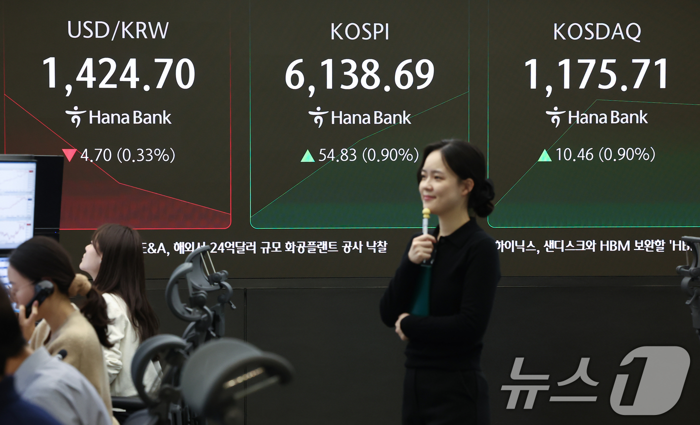 (서울=뉴스1) 김도우 기자 = 26일 서울 중구 하나은행 딜링룸 전광판에 코스피 등 시황이 표시되고 있다.이날 코스피는 전 거래일 대비 37.17p(0.61%) 상승한 6121. …