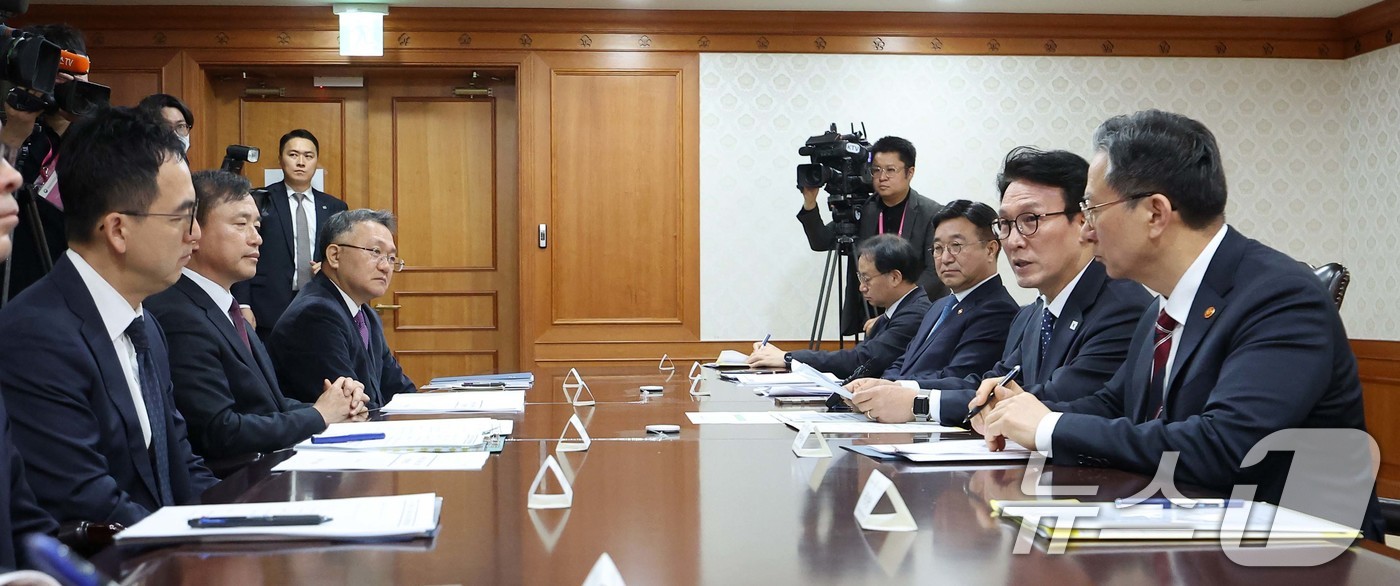 (서울=뉴스1) 임세영 기자 = 김민석 국무총리가 26일 서울 종로구 정부서울청사에서 열린 AI 악용 등 가짜뉴스 대응 관계장관회의에서 모두발언을 하고 있다. 2026.2.26/뉴 …