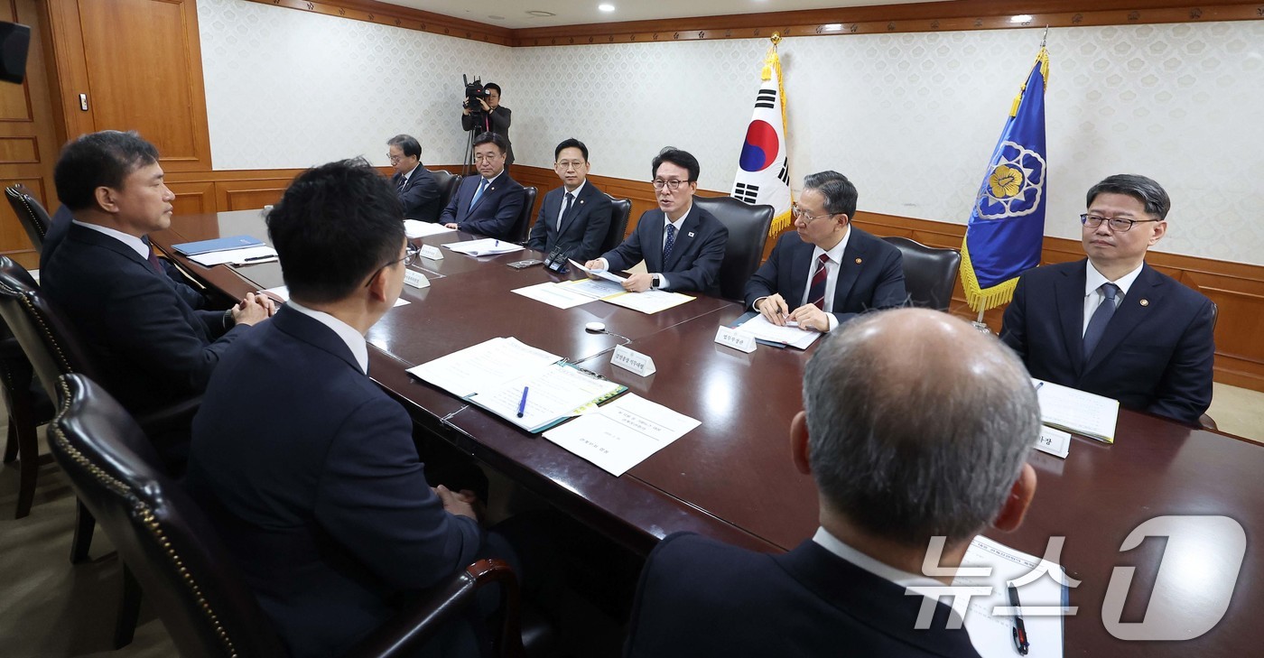 (서울=뉴스1) 임세영 기자 = 김민석 국무총리가 26일 서울 종로구 정부서울청사에서 열린 AI 악용 등 가짜뉴스 대응 관계장관회의에서 모두발언을 하고 있다. 2026.2.26/뉴 …