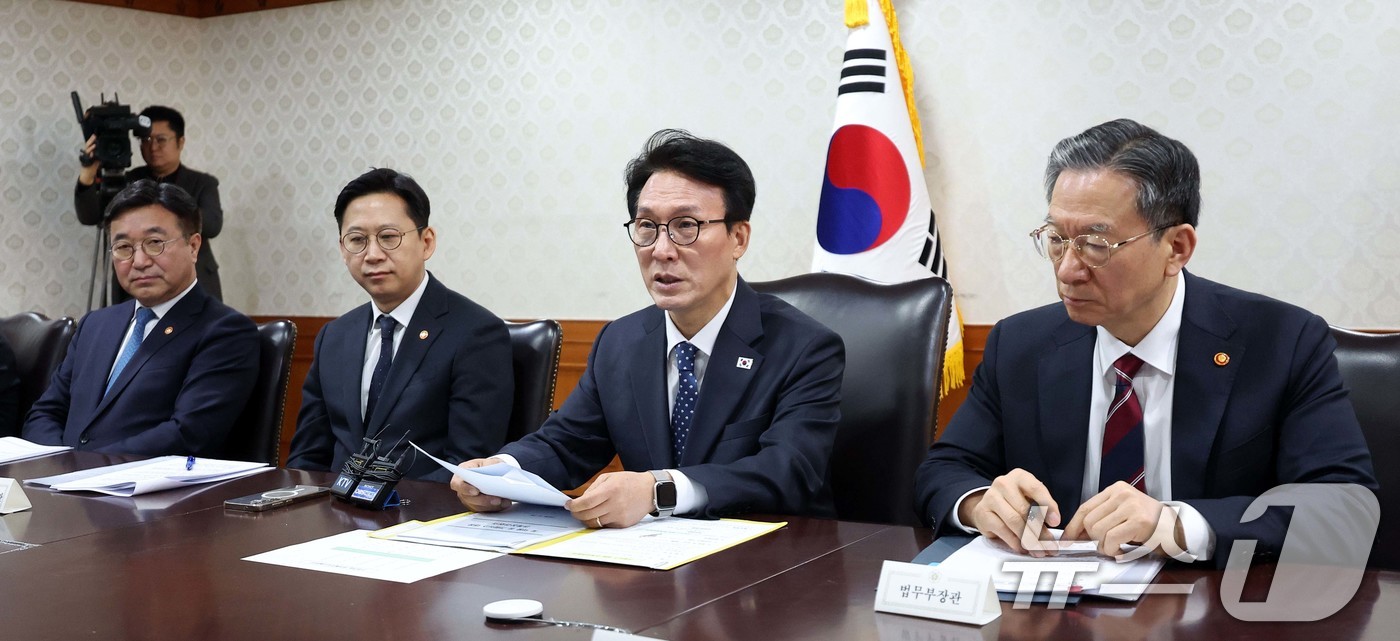 (서울=뉴스1) 임세영 기자 = 김민석 국무총리가 26일 서울 종로구 정부서울청사에서 열린 AI 악용 등 가짜뉴스 대응 관계장관회의에서 모두발언을 하고 있다. 2026.2.26/뉴 …