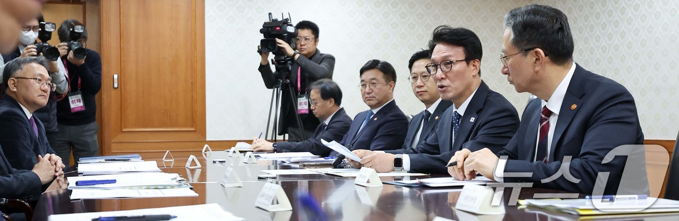 (서울=뉴스1) 임세영 기자 = 김민석 국무총리가 26일 서울 종로구 정부서울청사에서 열린 AI 악용 등 가짜뉴스 대응 관계장관회의에서 모두발언을 하고 있다. 2026.2.26/뉴 …