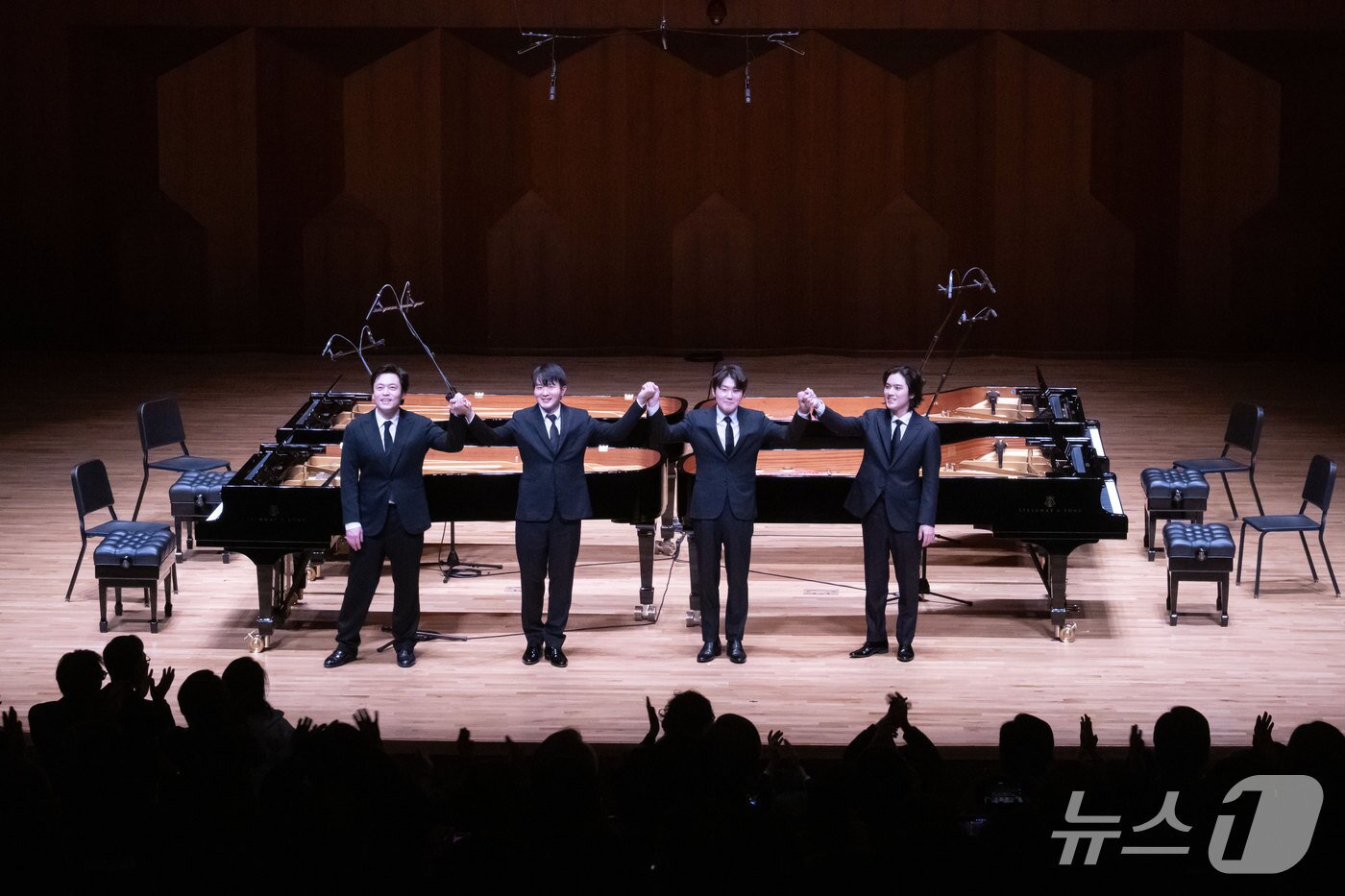 본문 이미지 - '아산 정주영 서거 25주기 추모 음악회 : 이어지는 울림'에 참여한 김선욱, 선우예권, 조성진, 임윤찬이 연주를 마치고 관객들에게 인사하고 있다. 왼쪽부터 김선욱, 선우예권, 조성진, 임윤찬. (현대차그룹 제공) 