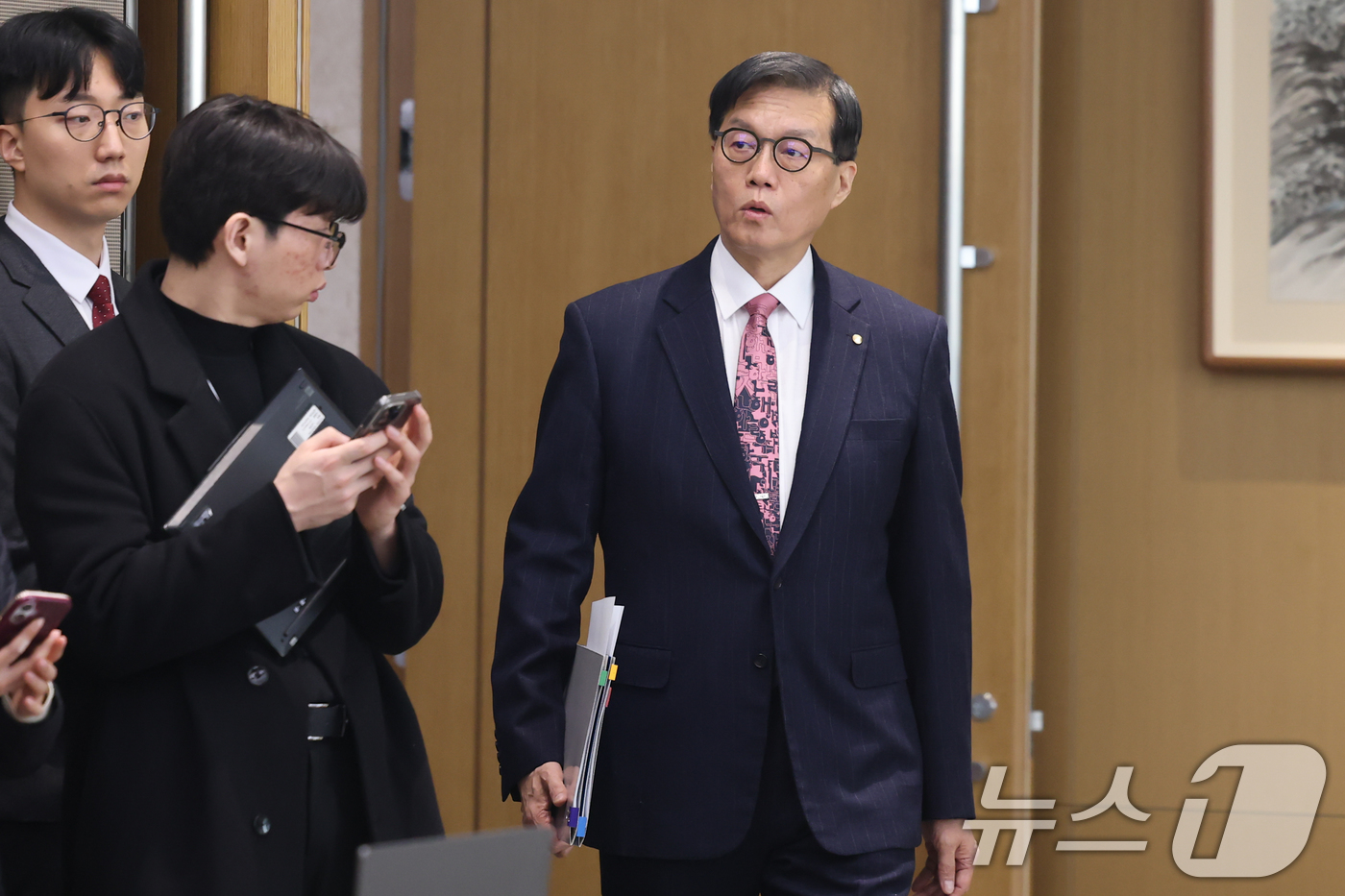 (서울=뉴스1) 사진공동취재단 = 이창용 한국은행 총재가 26일 서울 중구 한국은행 본관에서 열린 금융통화위원회 본회의에 참석하고 있다. 2026.2.26/뉴스1