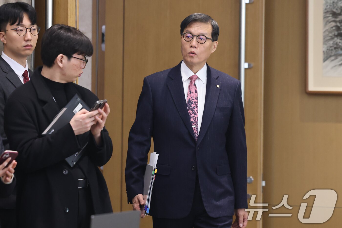 본문 이미지 - 이창용 한국은행 총재가 26일 서울 중구 한국은행 본관에서 열린 금융통화위원회 본회의에 참석하고 있다. 2026.2.26 ⓒ 뉴스1 사진공동취재단