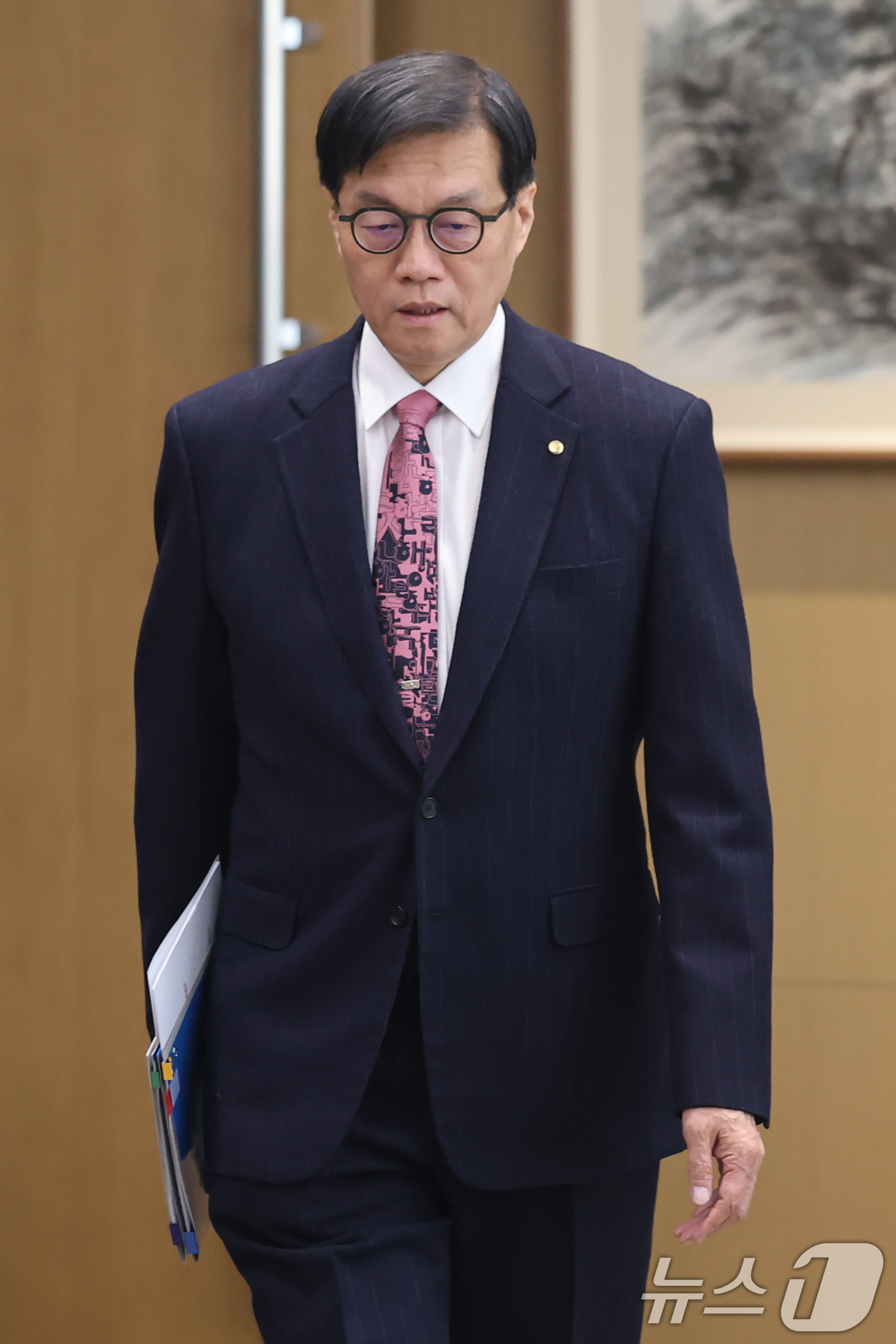 (서울=뉴스1) 사진공동취재단 = 이창용 한국은행 총재가 26일 서울 중구 한국은행 본관에서 열린 금융통화위원회 본회의에 참석하고 있다. 2026.2.26/뉴스1