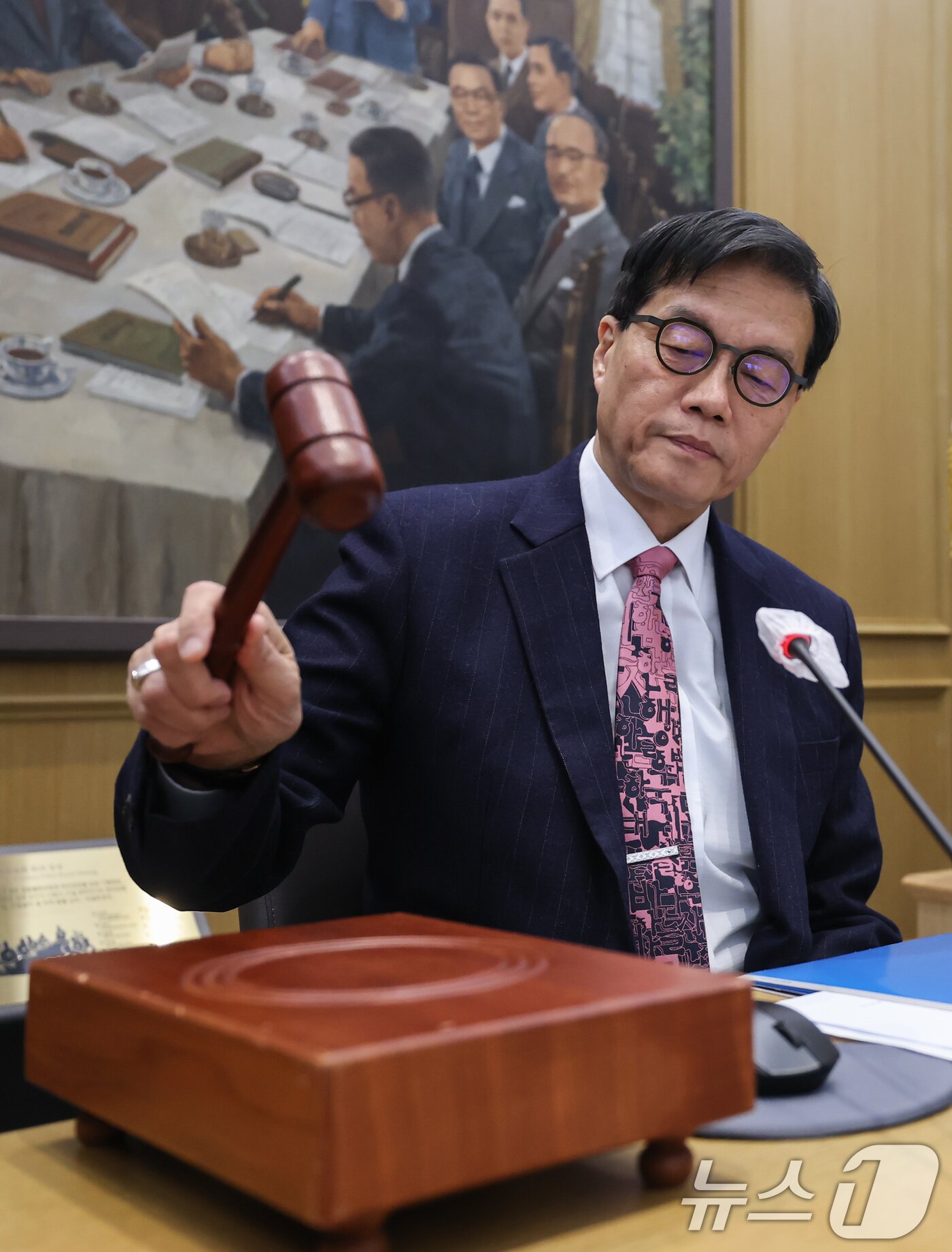 본문 이미지 - 이창용 한국은행 총재가 26일 서울 중구 한국은행 본관에서 열린 금융통화위원회 본회의에서 의사봉을 두드리고 있다. 2026.2.26 ⓒ 뉴스1 사진공동취재단