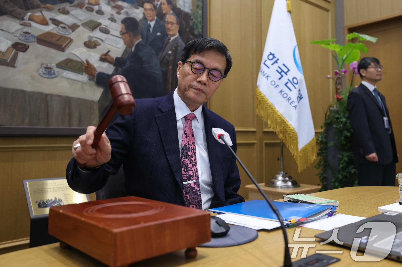 (서울=뉴스1) 사진공동취재단 = 이창용 한국은행 총재가 26일 서울 중구 한국은행 본관에서 열린 금융통화위원회 본회의에서 의사봉을 두드리고 있다. 이날 금통위는 기준금리(연2.5 …