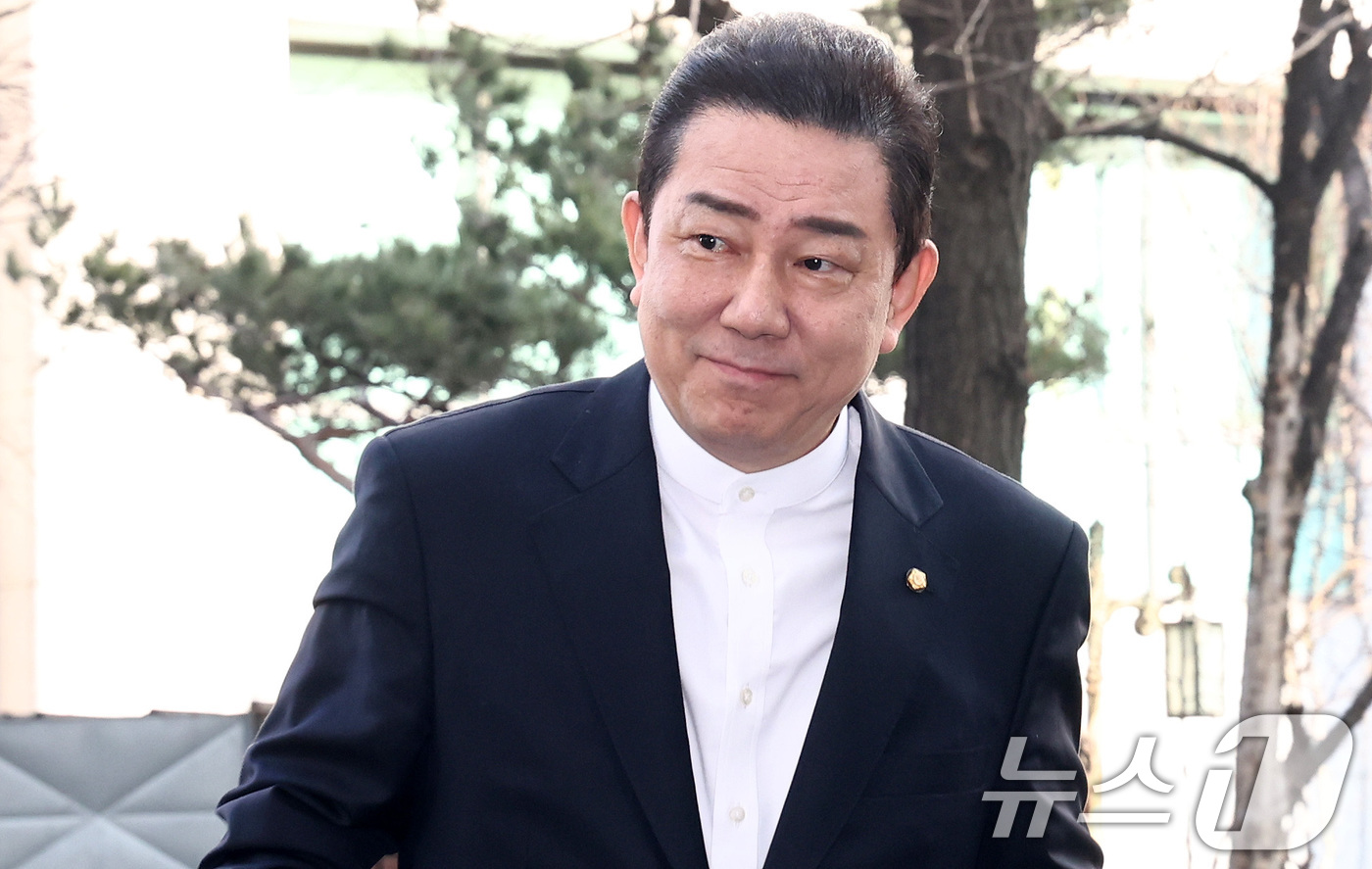 (서울=뉴스1) 최지환 기자 = 공천헌금 수수 의혹 등 13가지 의혹으로 수사를 받고 있는 김병기 무소속 의원이 26일 오전 서울 마포구 서울경찰청 공공범죄수사대에 피의자 신분으로 …