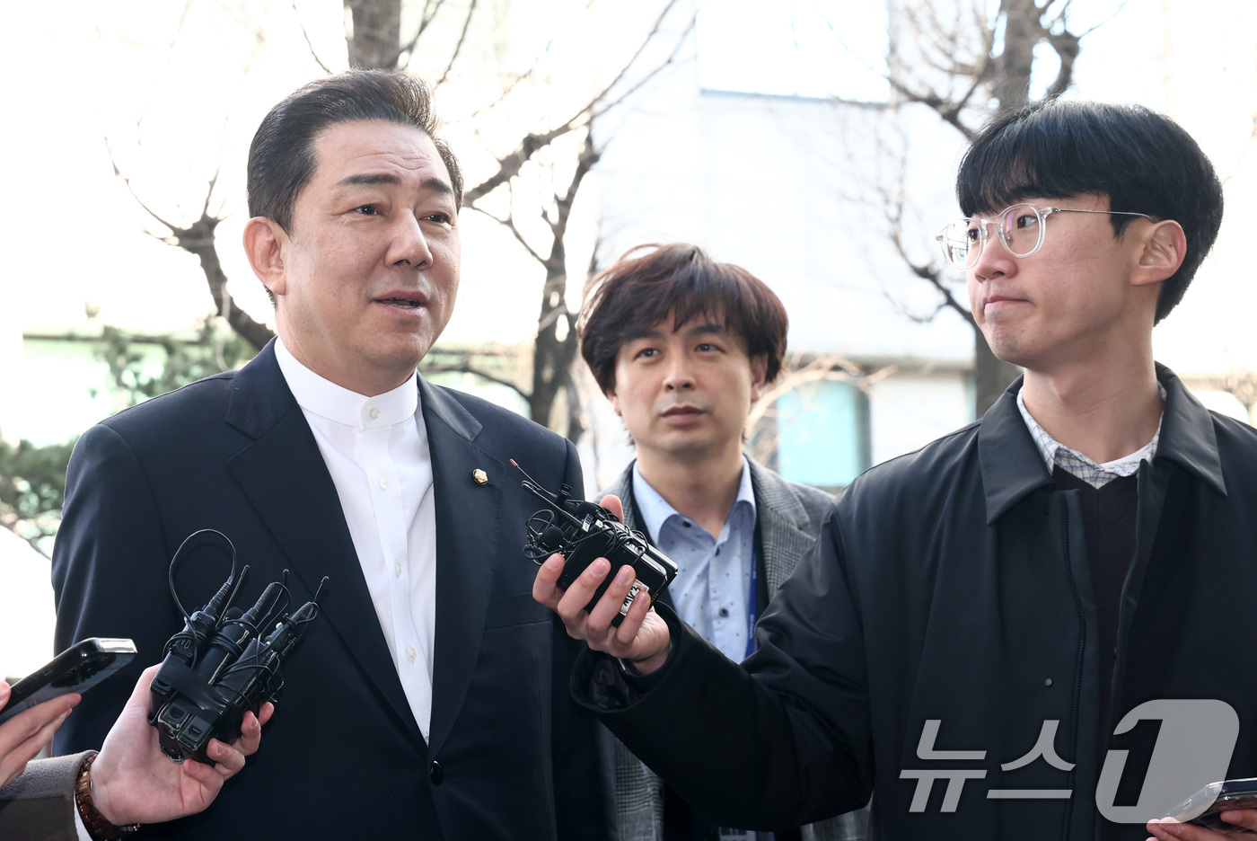 (서울=뉴스1) 최지환 기자 = 공천헌금 수수 의혹 등 13가지 의혹으로 수사를 받고 있는 김병기 무소속 의원이 26일 오전 서울 마포구 서울경찰청 공공범죄수사대에 피의자 신분으로 …