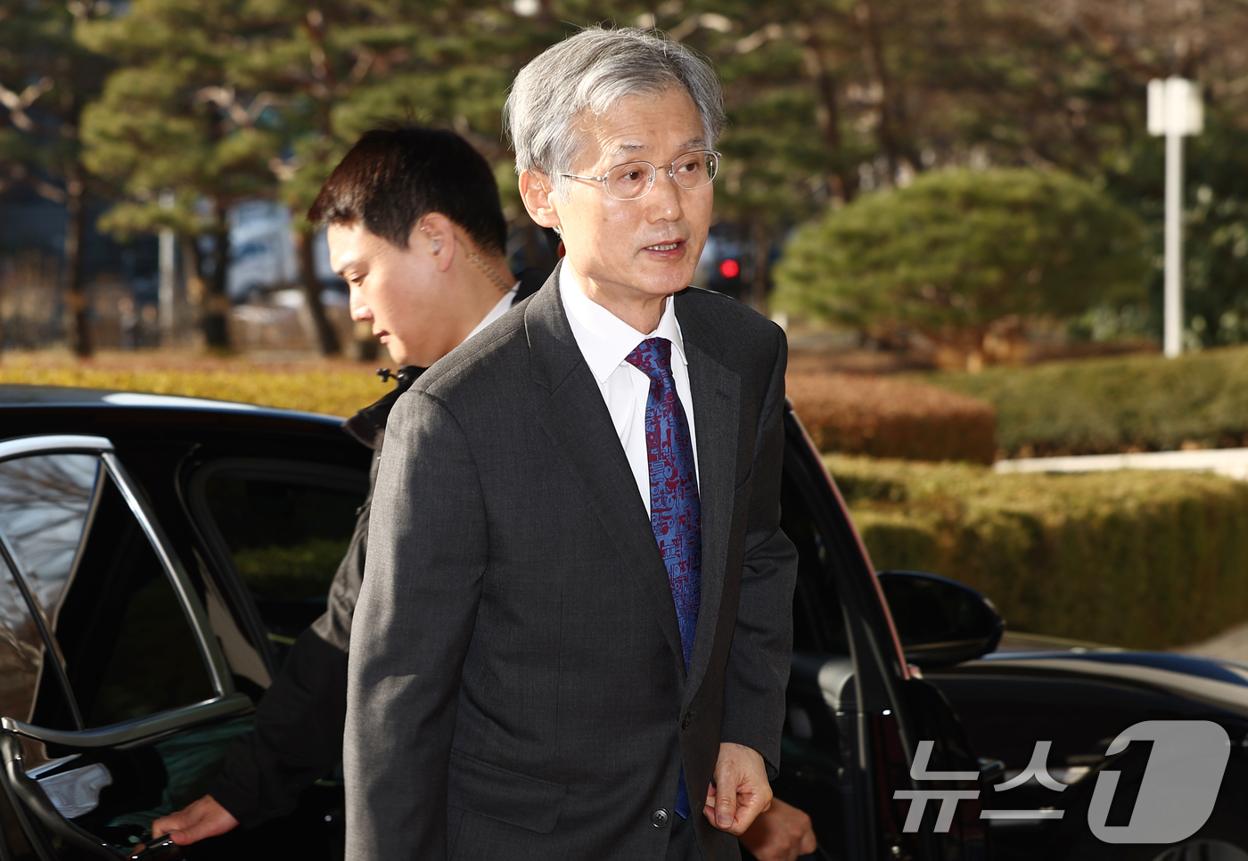 (서울=뉴스1) 김민지 기자 = 조희대 대법원장이 26일 오전 서울 서초구 대법원으로 출근하고 있다.  2026.2.26/뉴스1