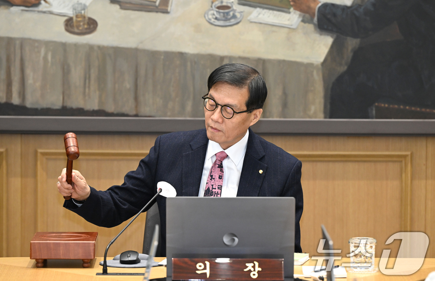 (서울=뉴스1) 사진공동취재단 = 이창용 한국은행 총재가 26일 서울 중구 한국은행 본관에서 열린 금융통화위원회 본회의에서 의사봉을 두드리고 있다. 2026.2.26/뉴스1