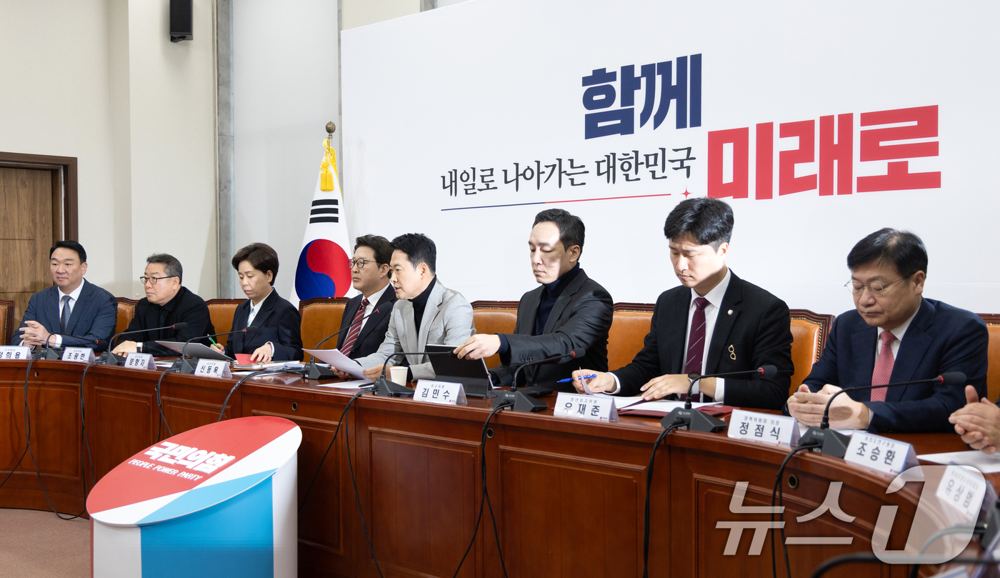 (서울=뉴스1) 이승배 기자 = 장동혁 국민의힘 대표가 26일 서울 여의도 국회에서 열린 최고위원회의에서 모두발언하고 있다. 2026.2.26/뉴스1