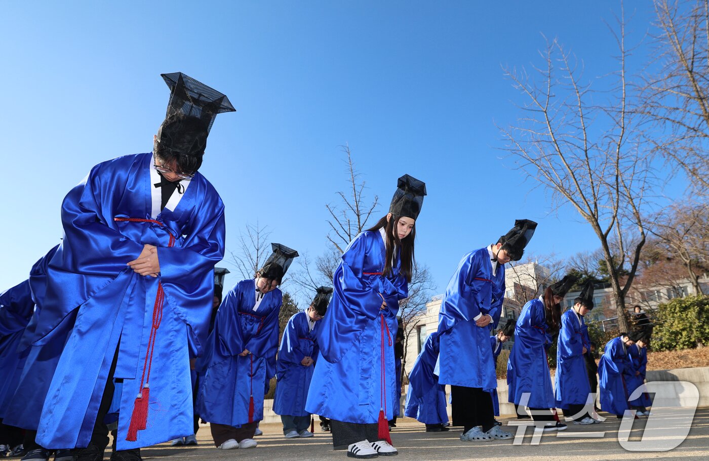 본문 이미지 - 2026학년도 성균관대 신입생들이 26일 오전 서울 종로구 성균관대학교 비천당에서 전통복장 청금복과 유건을 쓴 채 입학 고유례(告由禮)를 봉행하고 있다. 2026.2.26 ⓒ 뉴스1 오대일 기자