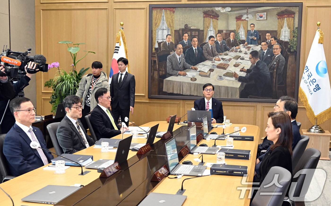 본문 이미지 - 이창용 한국은행 총재가 26일 서울 중구 한국은행 본관에서 금융통화위원회 본회의를 주재하고 있다. 2026.2.26 ⓒ 뉴스1 사진공동취재단